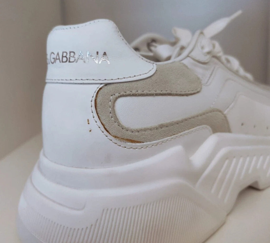 Chaussures sneakers basses blanches Dolce & Gabbana Daymaster pour hommes, design élégant et moderne, vue de face.