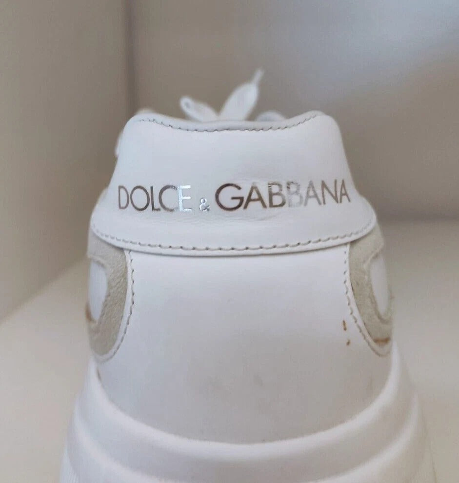 Sneakers blanches Dolce & Gabbana Daymaster bass pour homme, design élégant et détails en cuir pour un style sophistiqué.
