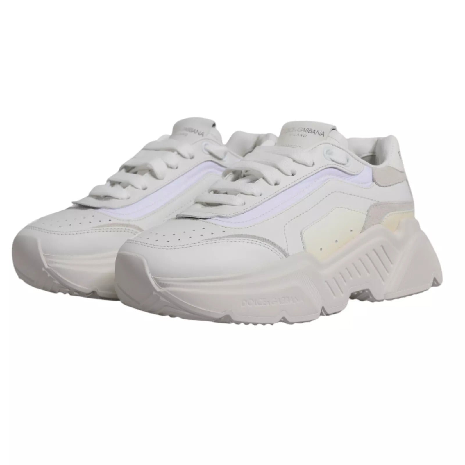 Chaussures basses blanches Dolce & Gabbana Daymaster pour homme, sneakers élégants en cuir avec détails modernes.