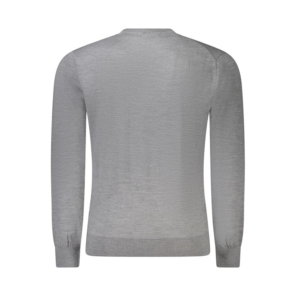 Pull en laine gris pour homme Guess Jeans, coupe classique, détails modernes, porté sur un mannequin.