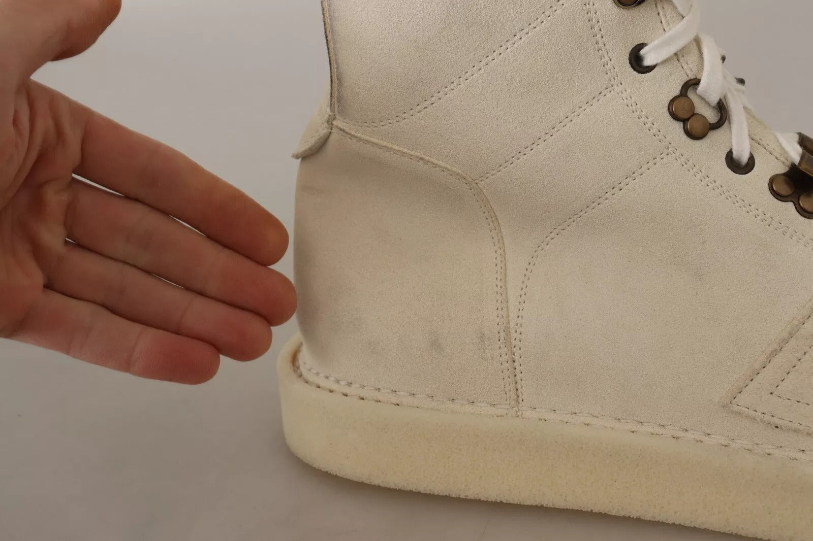 Chaussures homme Dolce & Gabbana en cuir blanc, bottines à lacets élégantes et modernes.