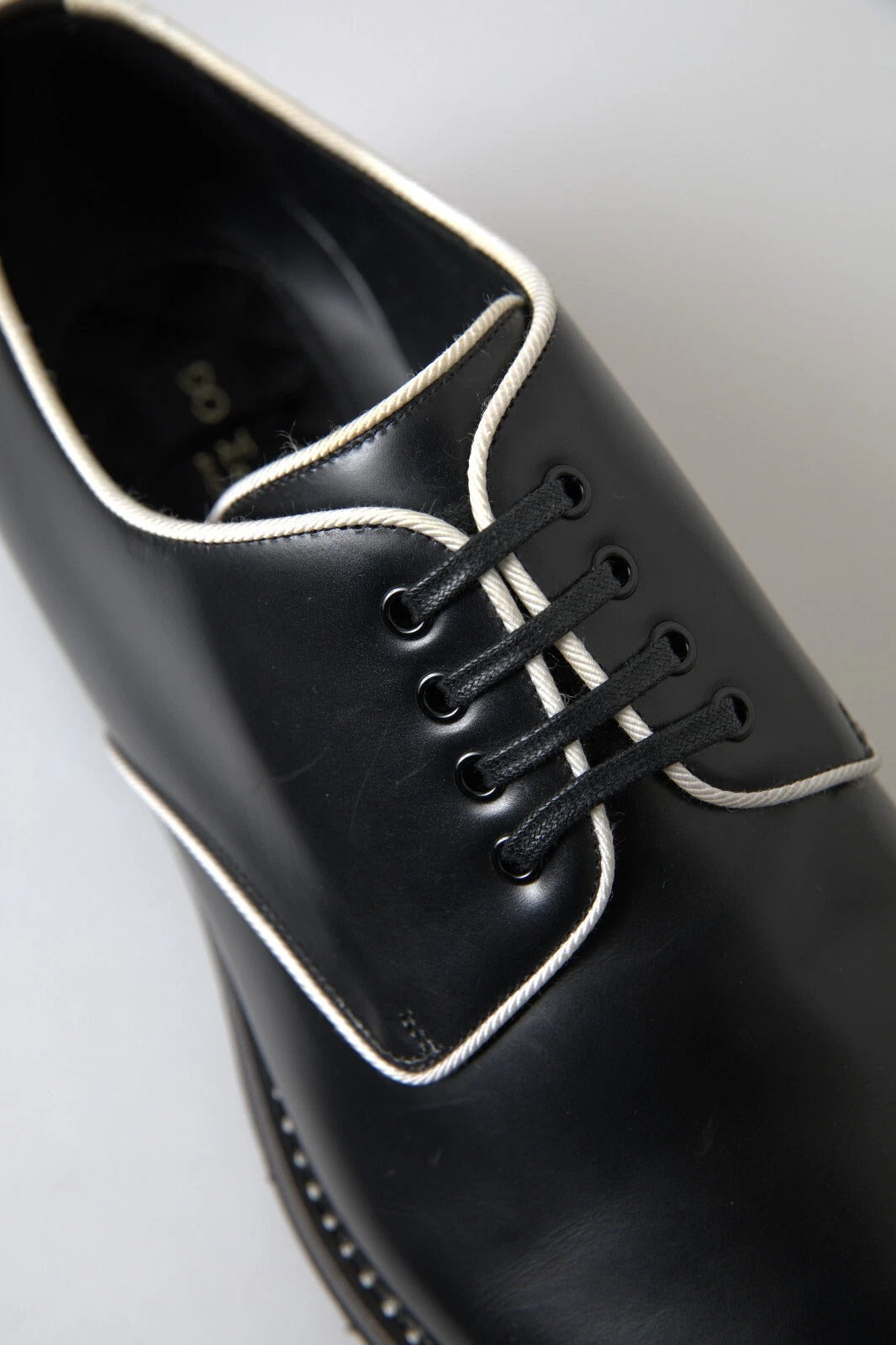 Chaussures formelles en cuir noir et blanc de Dolce & Gabbana, élégantes et sophistiquées pour homme.