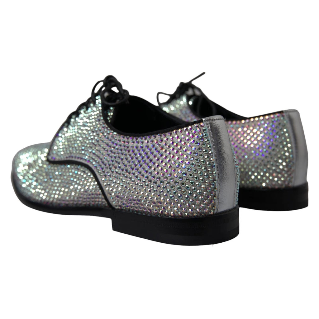 Chaussures derby en cuir argenté Dolce & Gabbana avec strass, élégantes et brillantes, vues de face sur fond neutre.