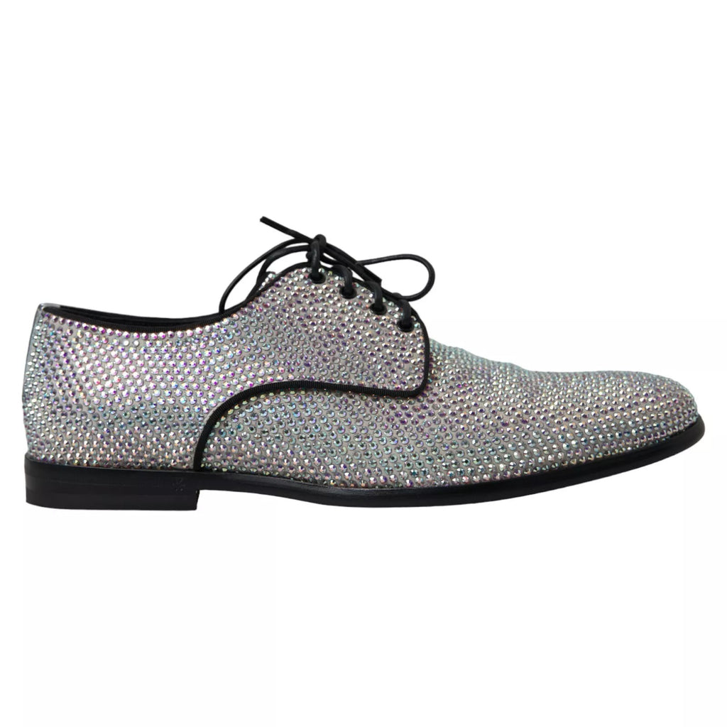 Chaussures Derby en cuir argenté Dolce & Gabbana avec strass, élégantes et brillantes, visibles sur l'image.
