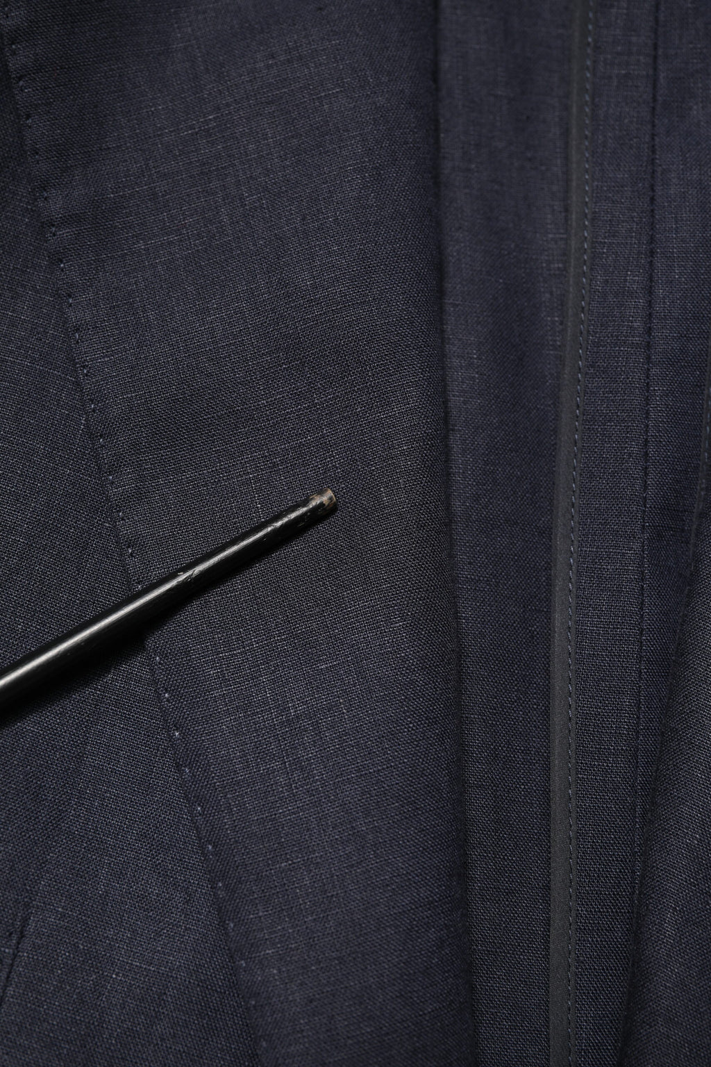 Costume pour homme Dolce & Gabbana, blazer bleu marine à un bouton, coupe classique, détail élégant et sophistiqué.