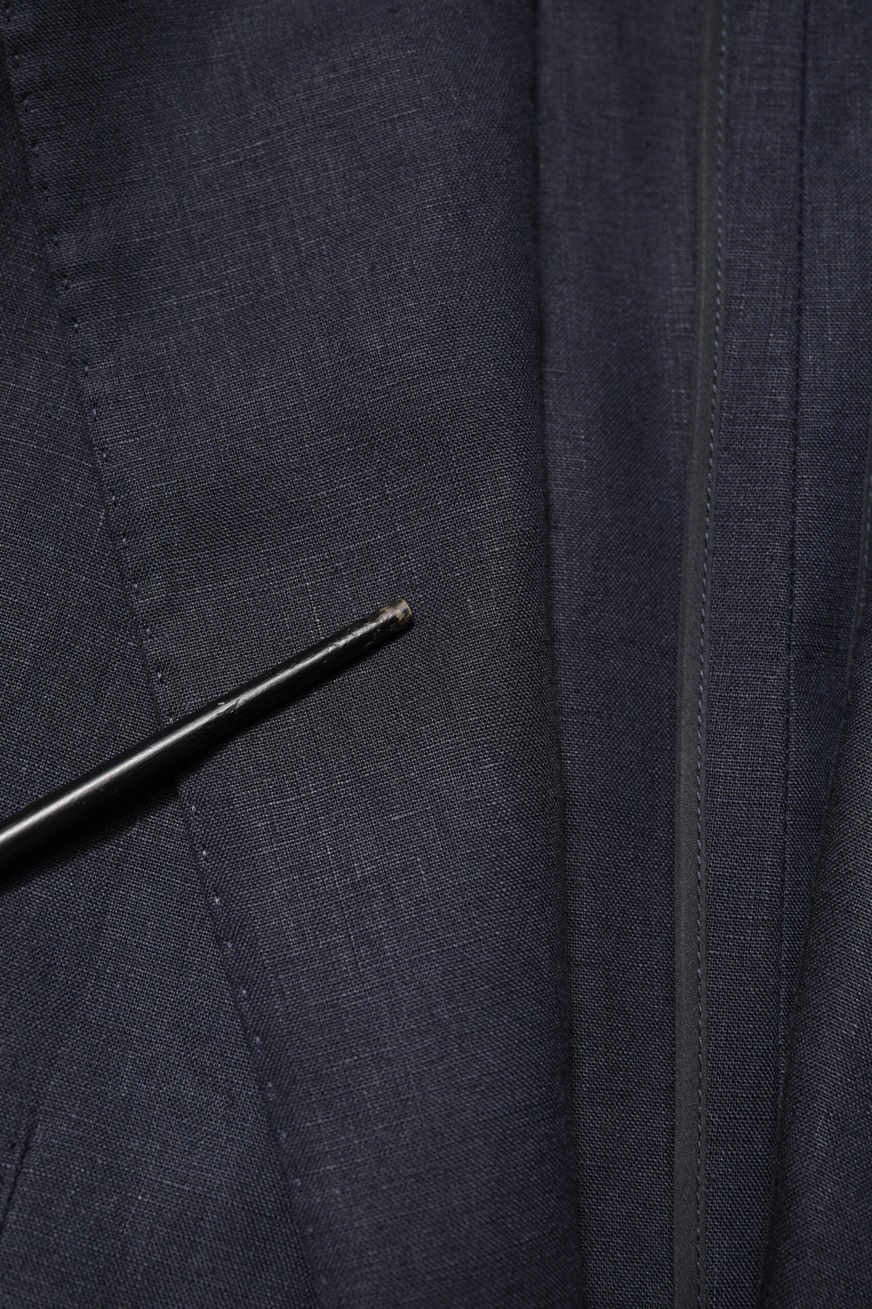 Costume pour homme Dolce & Gabbana, blazer bleu marine à un bouton, coupe classique, détail élégant et sophistiqué.