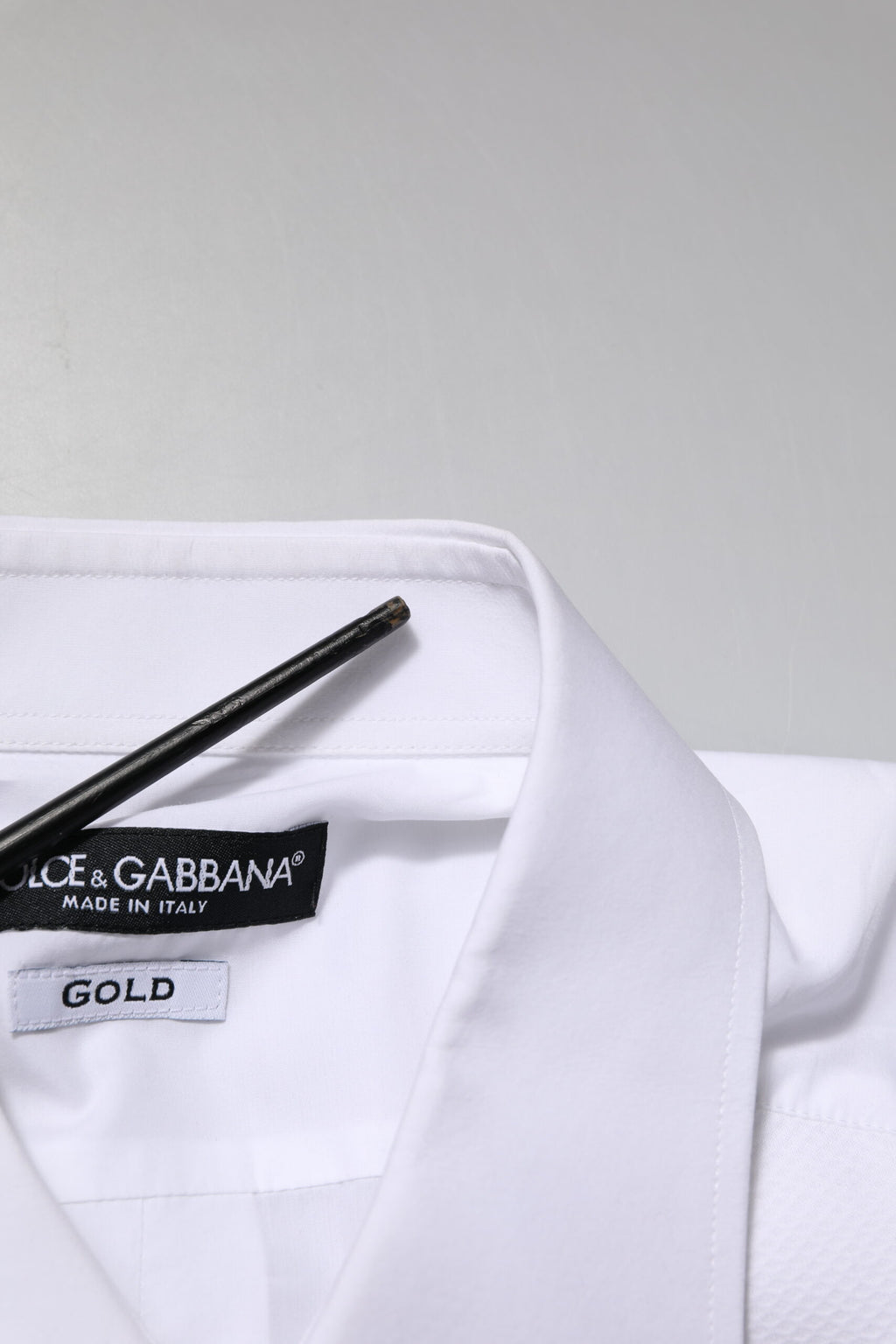 Chemise formelle blanche pour homme Dolce & Gabbana en coton popeline avec détails dorés, vue de l'avant.