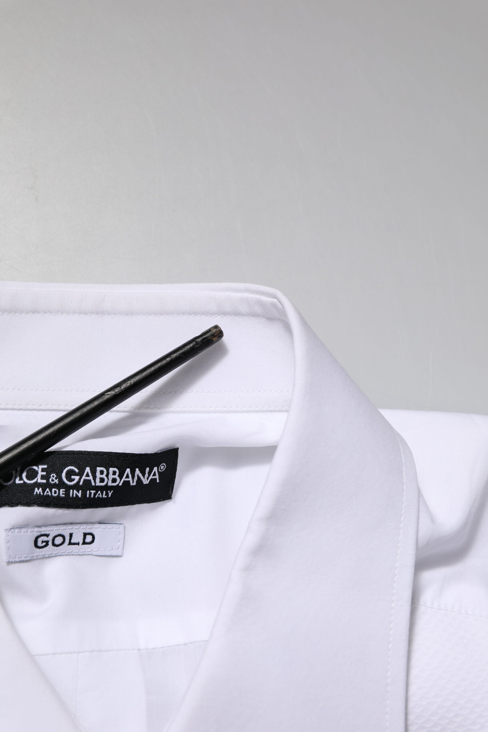 Chemise formelle blanche pour homme Dolce & Gabbana en coton popeline avec détails dorés, vue de l'avant.