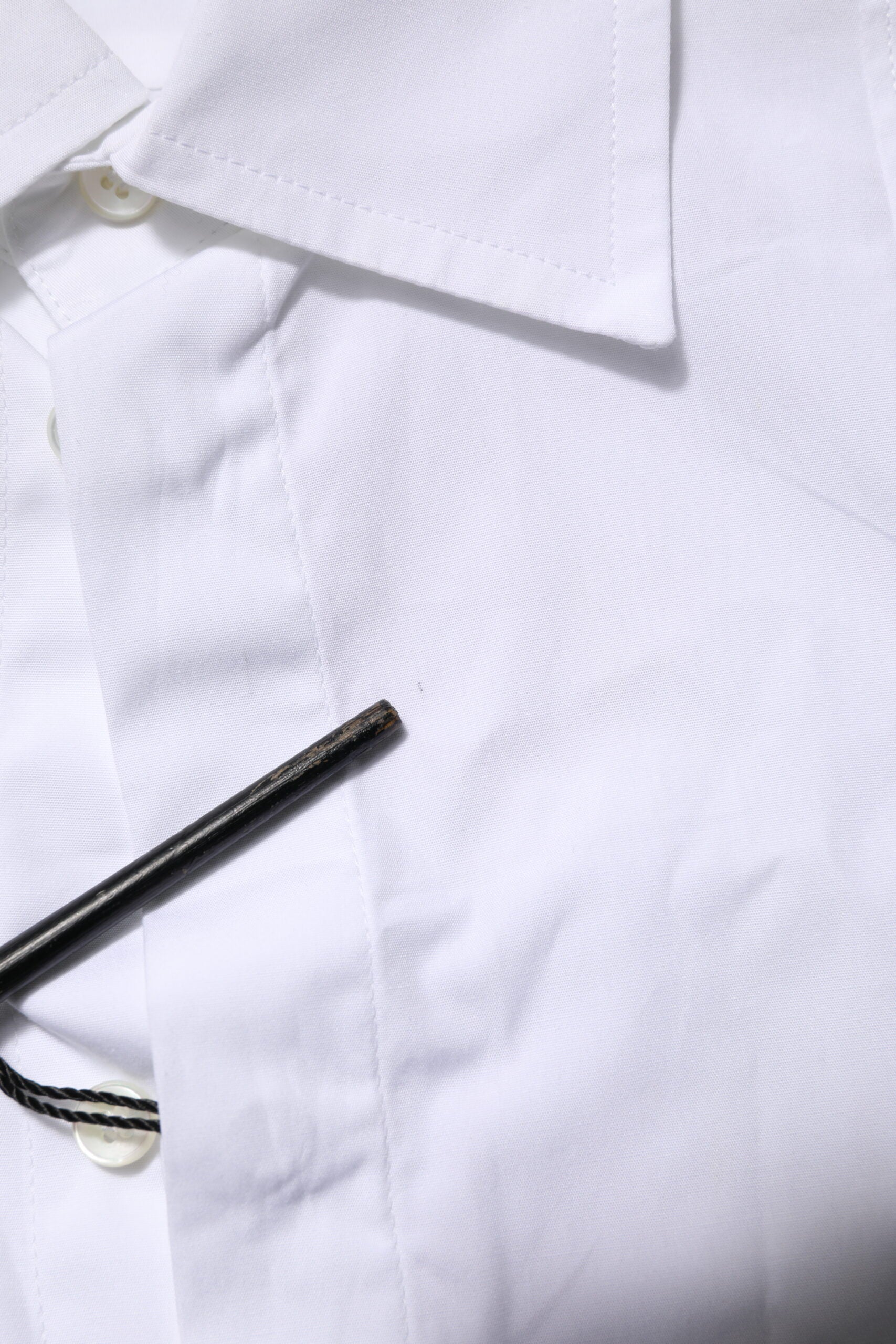 Chemise habillée en coton popeline blanc de Dolce & Gabbana pour homme, avec col classique et boutons élégants.