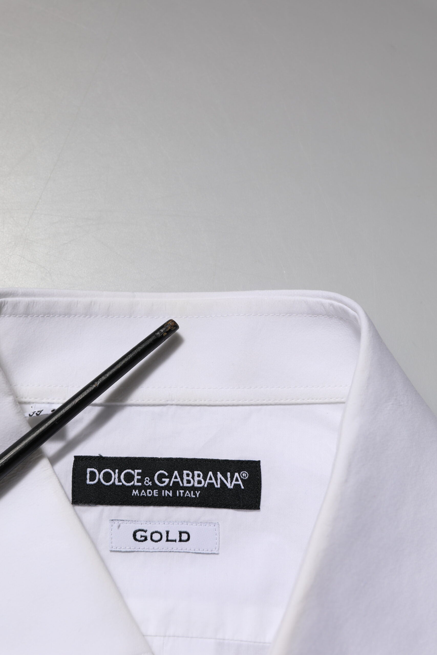 Chemise formelle blanche en coton popeline Dolce & Gabbana pour homme avec détails dorés, vue de face.