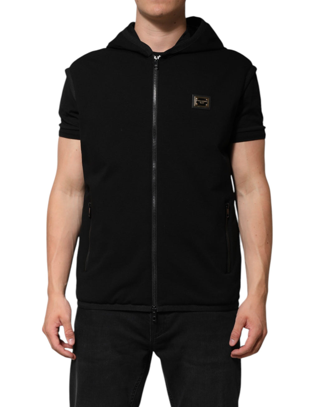 Veste sans manches Dolce & Gabbana noire avec capuche, logo plaqué, style décontracté, vue de face sur mannequin