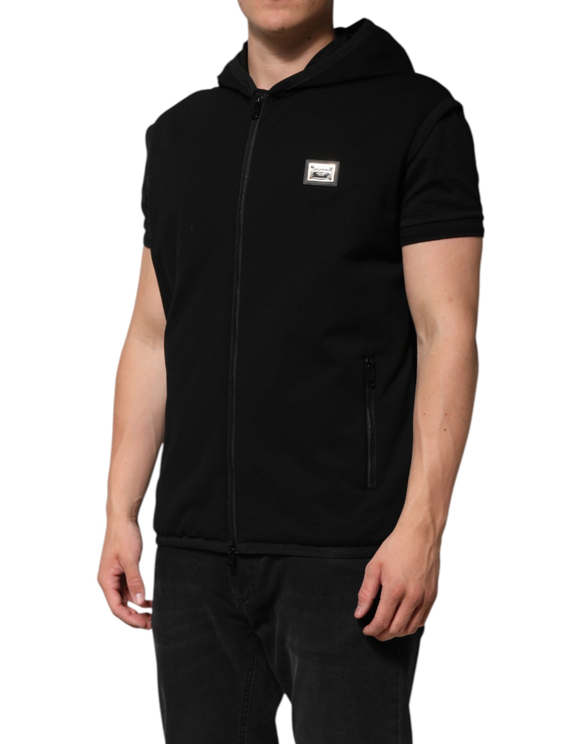 Veste sans manches noire Dolce & Gabbana avec capuche, logo en plaque et détails élégants, vue de face.