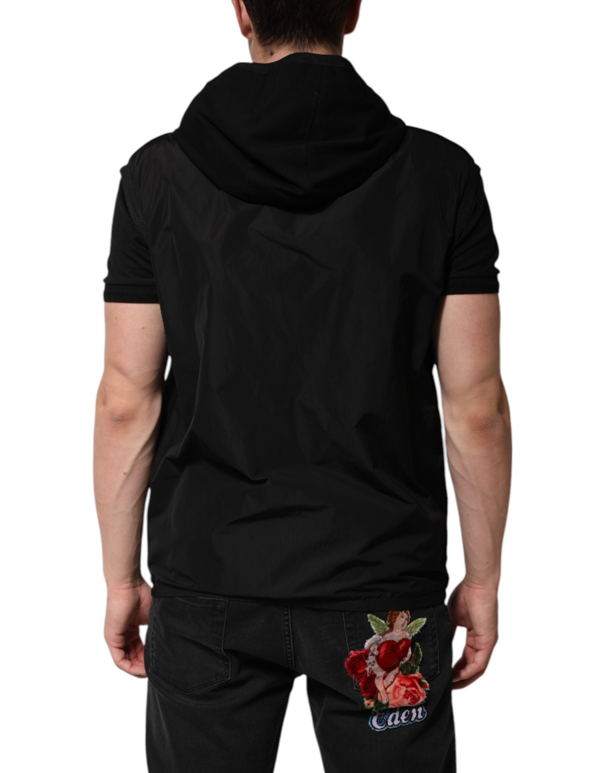 Veste sans manches Dolce & Gabbana noire avec capuche, logo et plaque signature, visible sur l'image.