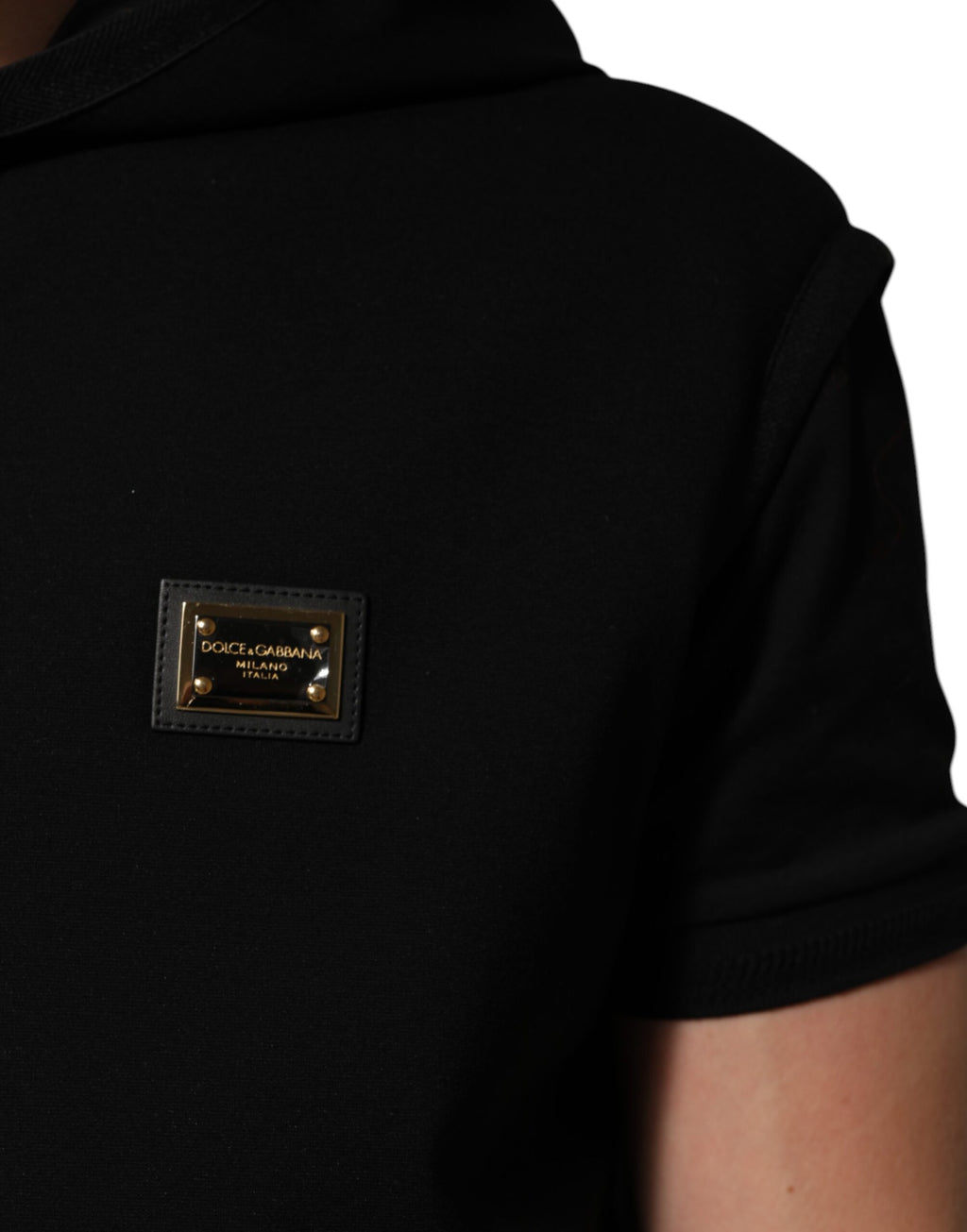 Veste sans manches noire Dolce & Gabbana avec capuche, logo en plaque et détails élégants, vue frontale.