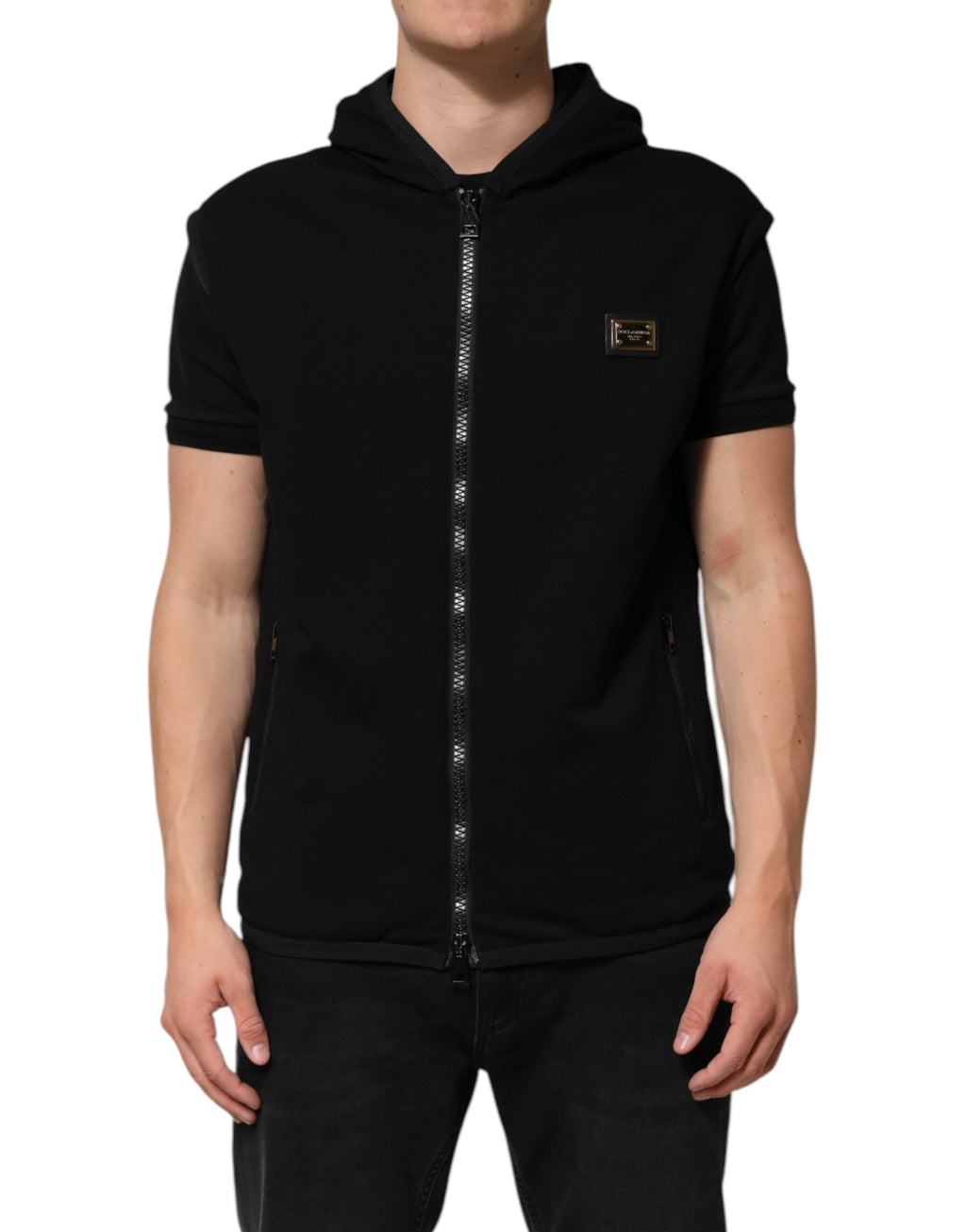 Veste sans manches noire Dolce & Gabbana avec capuche, logo en plaque et design élégant visible sur l'image.