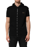 Veste sans manches noire Dolce & Gabbana avec capuche, logo en plaque et design élégant visible sur l'image.