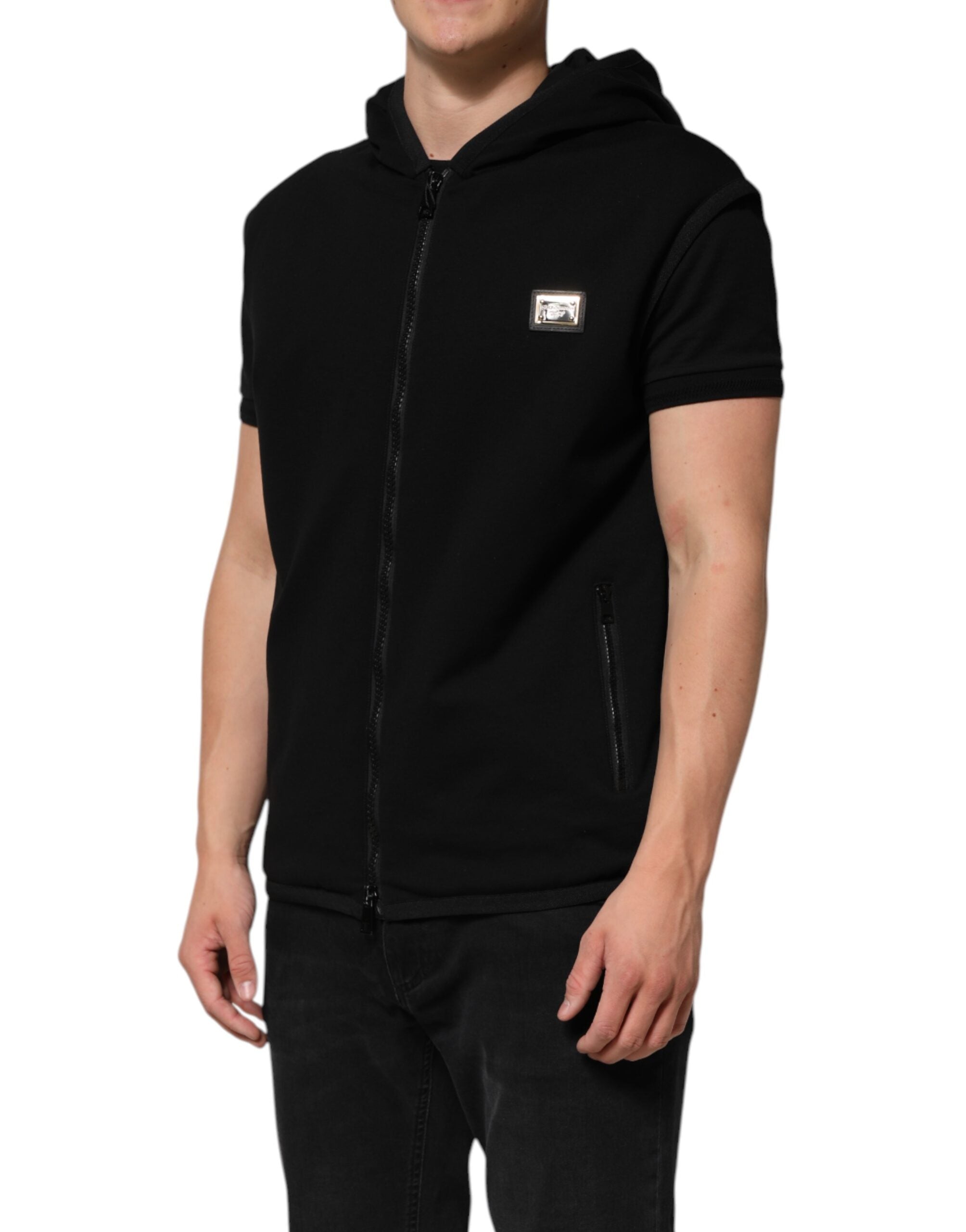 Veste sans manches noire Dolce & Gabbana avec capuche, logo en plaque, style décontracté et moderne.