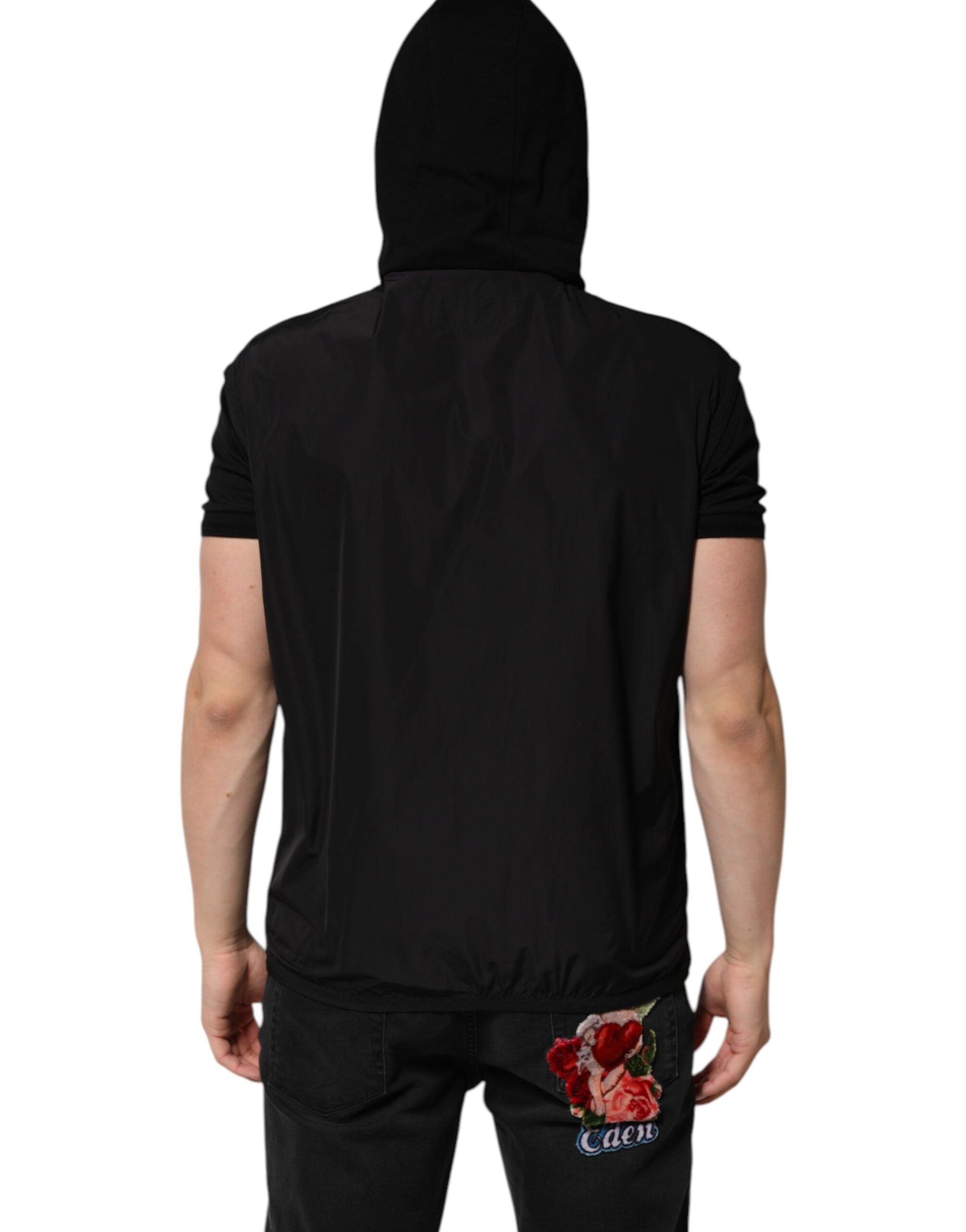 Veste noire sans manches Dolce & Gabbana avec capuche, logo en plaque métallique et détails élégants.