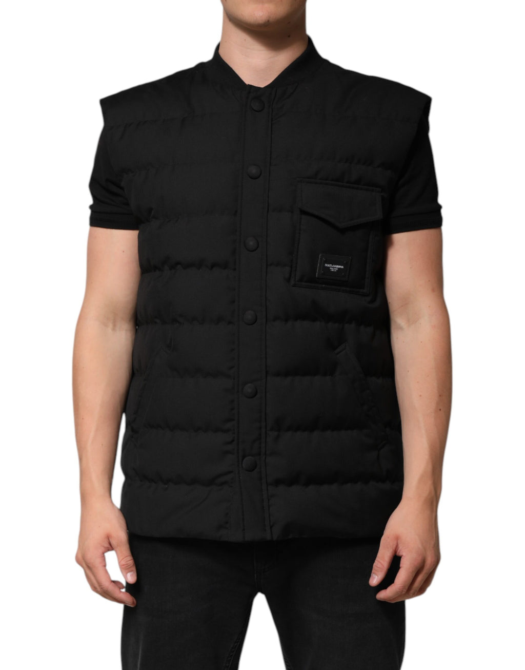 Veste sans manches noire Dolce & Gabbana parka avec logo et plaque de marque, mode élégante et moderne pour femme.