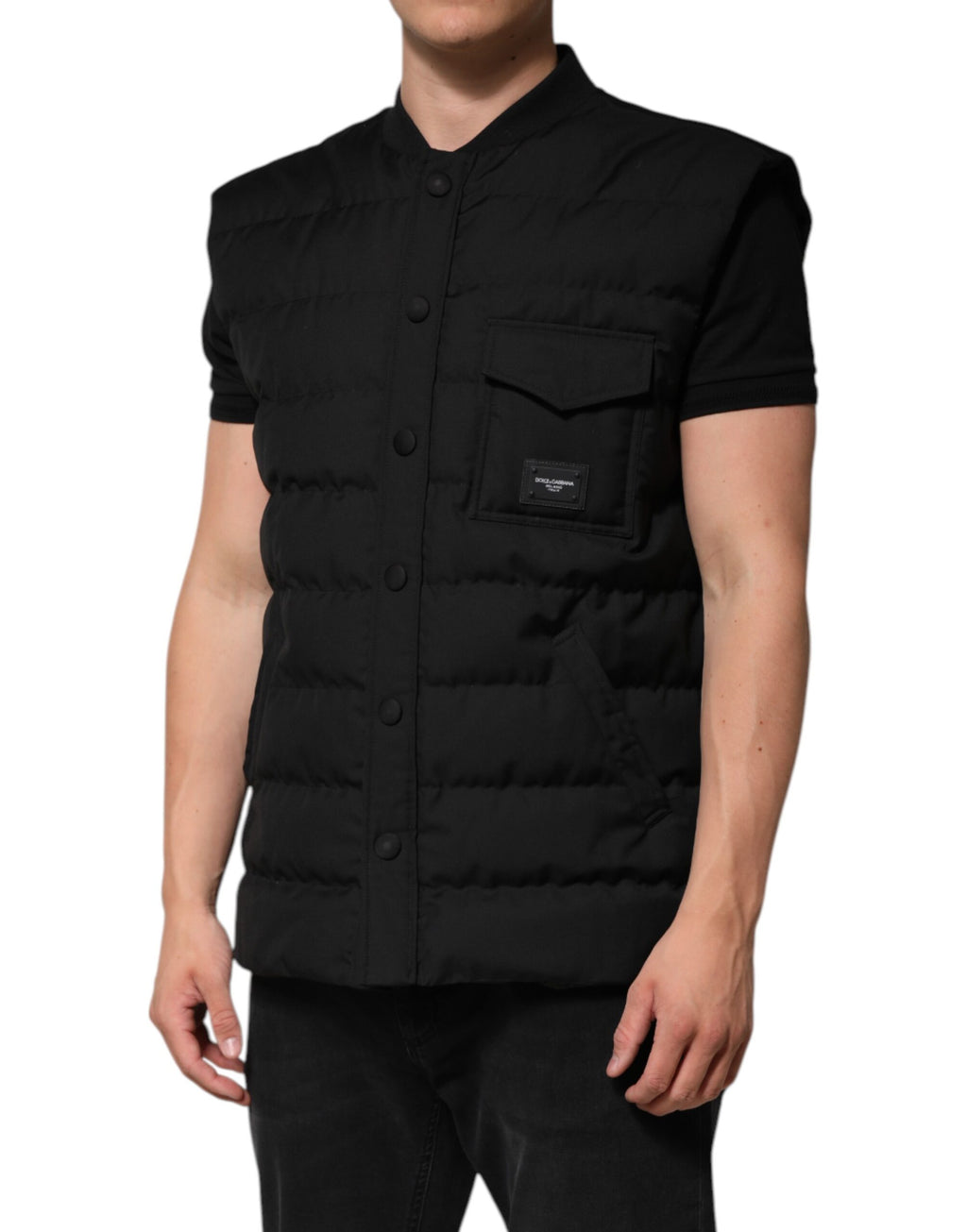 Veste sans manches noire Dolce & Gabbana parka avec logo et plaque, style élégant et moderne, vue de face.