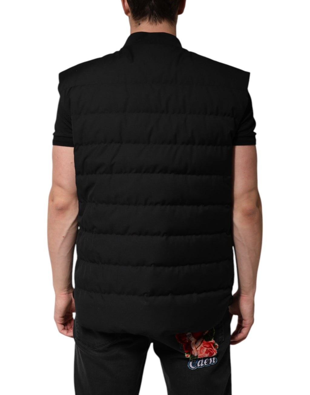 Veste sans manches noire Dolce & Gabbana Parka avec plaque logo, détails élégants et coupe moderne visible sur cette image.