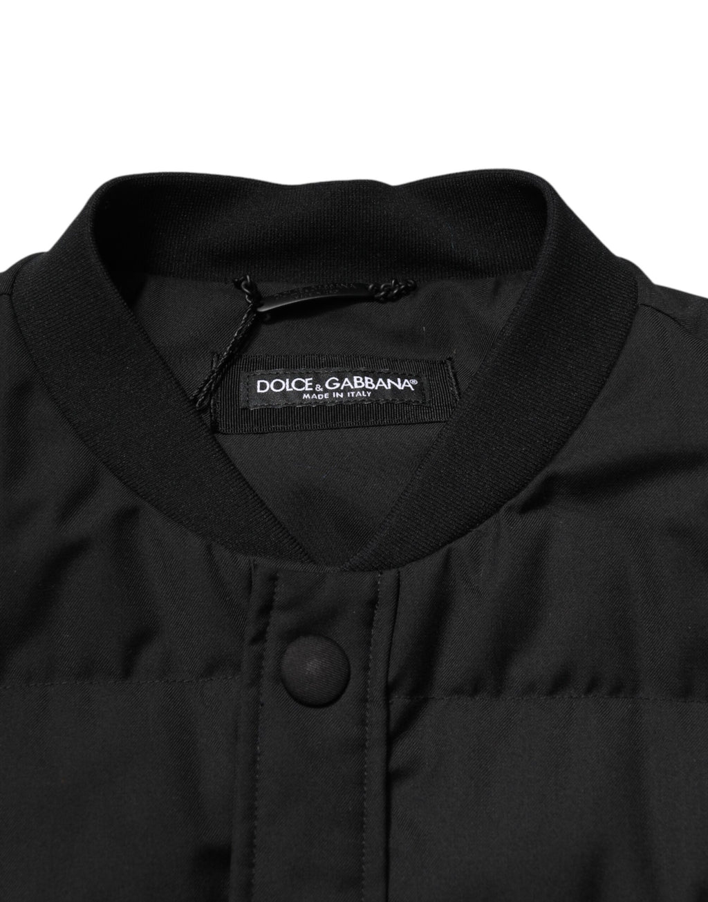Veste sans manches Dolce & Gabbana noire avec logo, plaque de marque, détails élégants et coupe moderne.