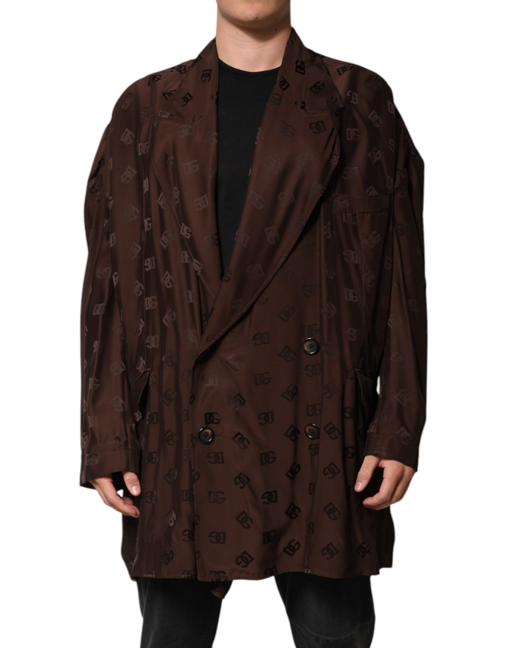 Manteau en polyester brun Dolce & Gabbana avec logo monogramme, style élégant et moderne, visible sur l'image.