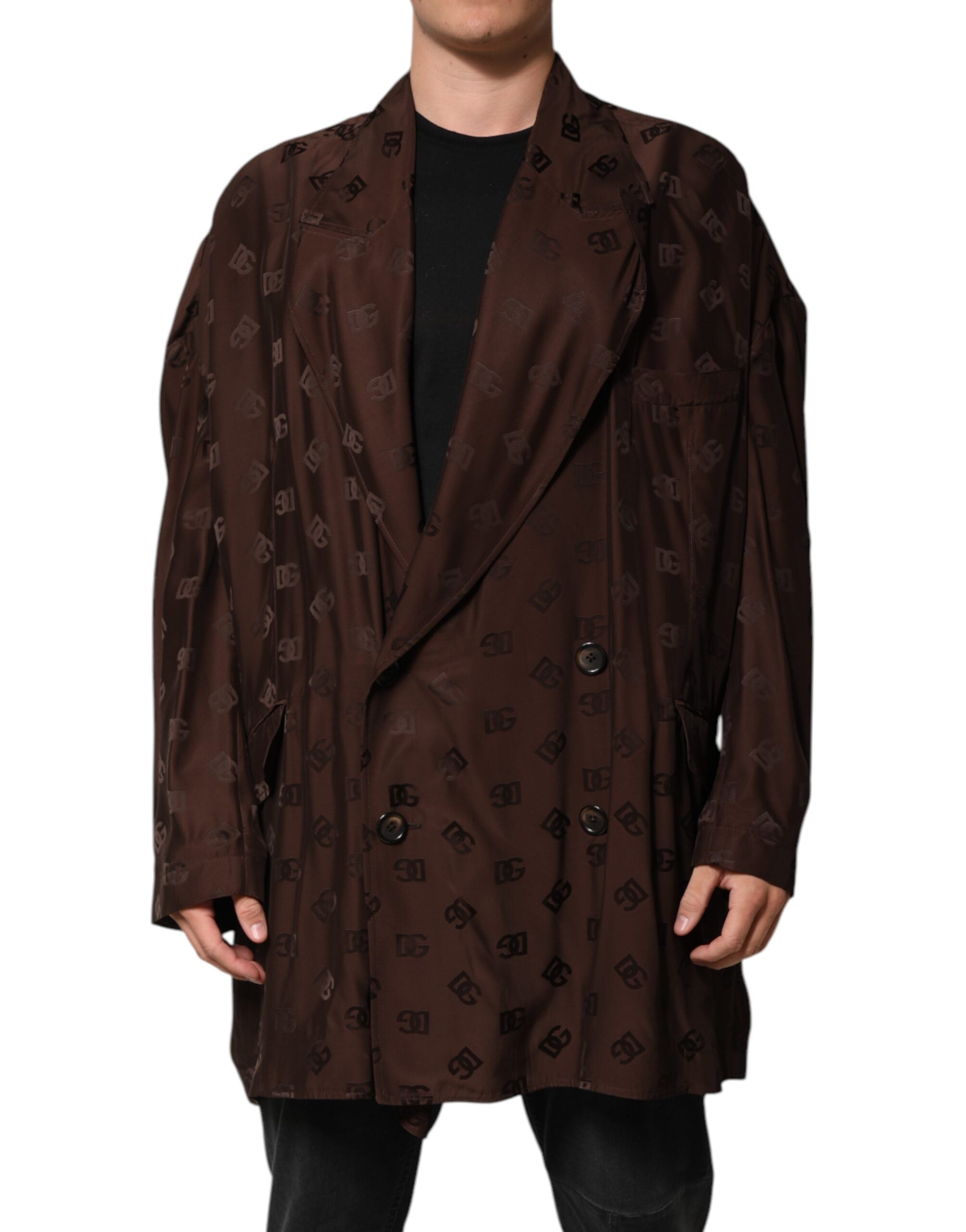 Manteau en polyester brun Dolce & Gabbana avec logo monogramme, style élégant et moderne, visible sur l'image.