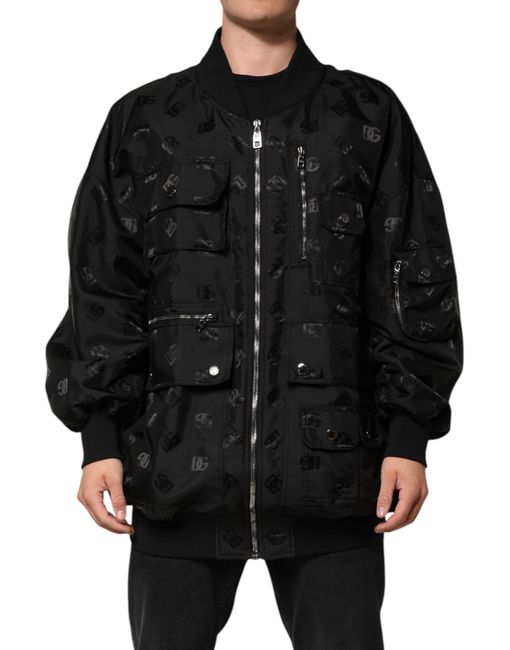 Veste windbreaker noire Dolce & Gabbana Cargo Logo Mania avec logo visible, coupe décontractée et détails modernes.