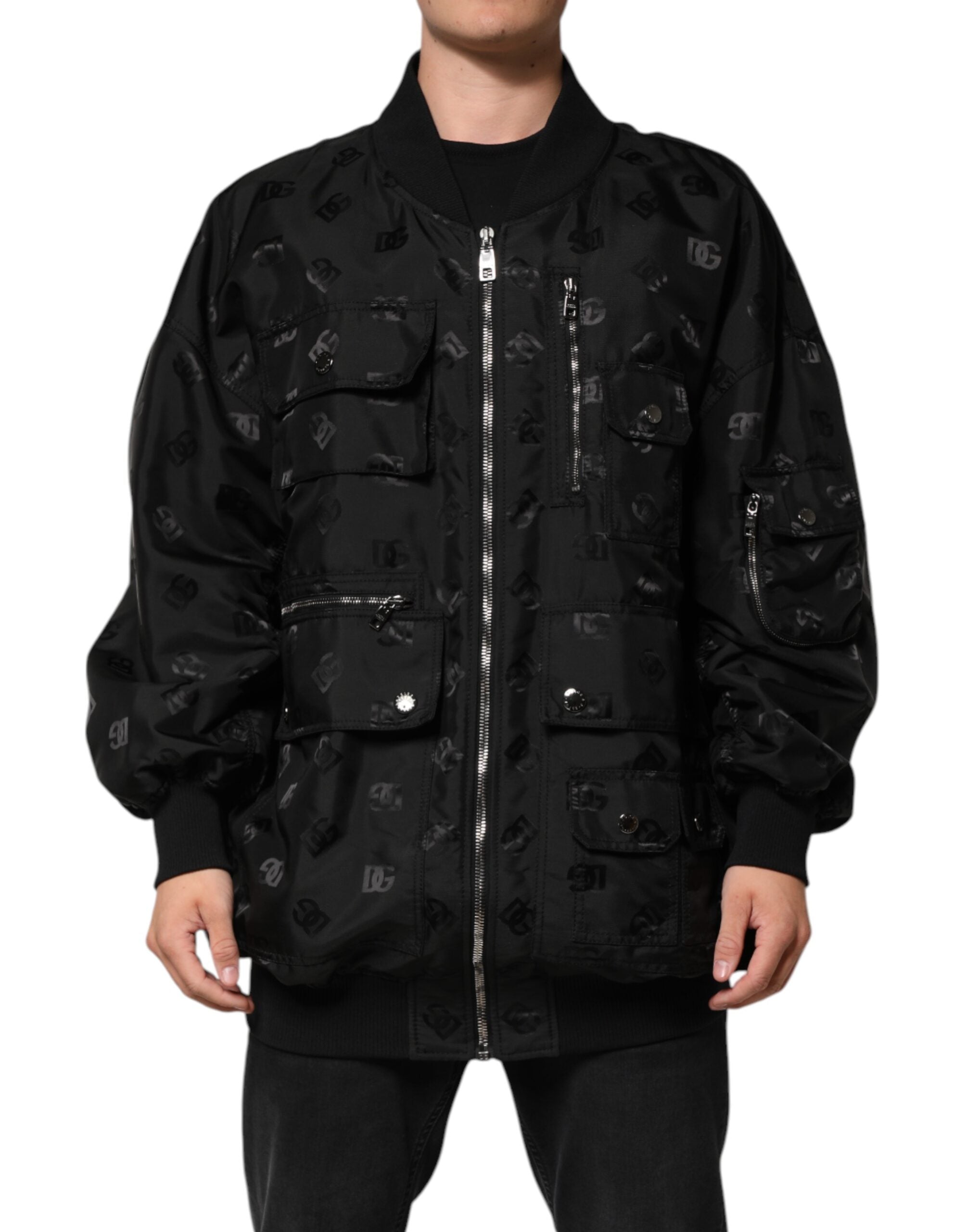 Veste windbreaker noire Dolce & Gabbana Cargo Logo Mania avec logo visible, coupe décontractée et détails modernes.