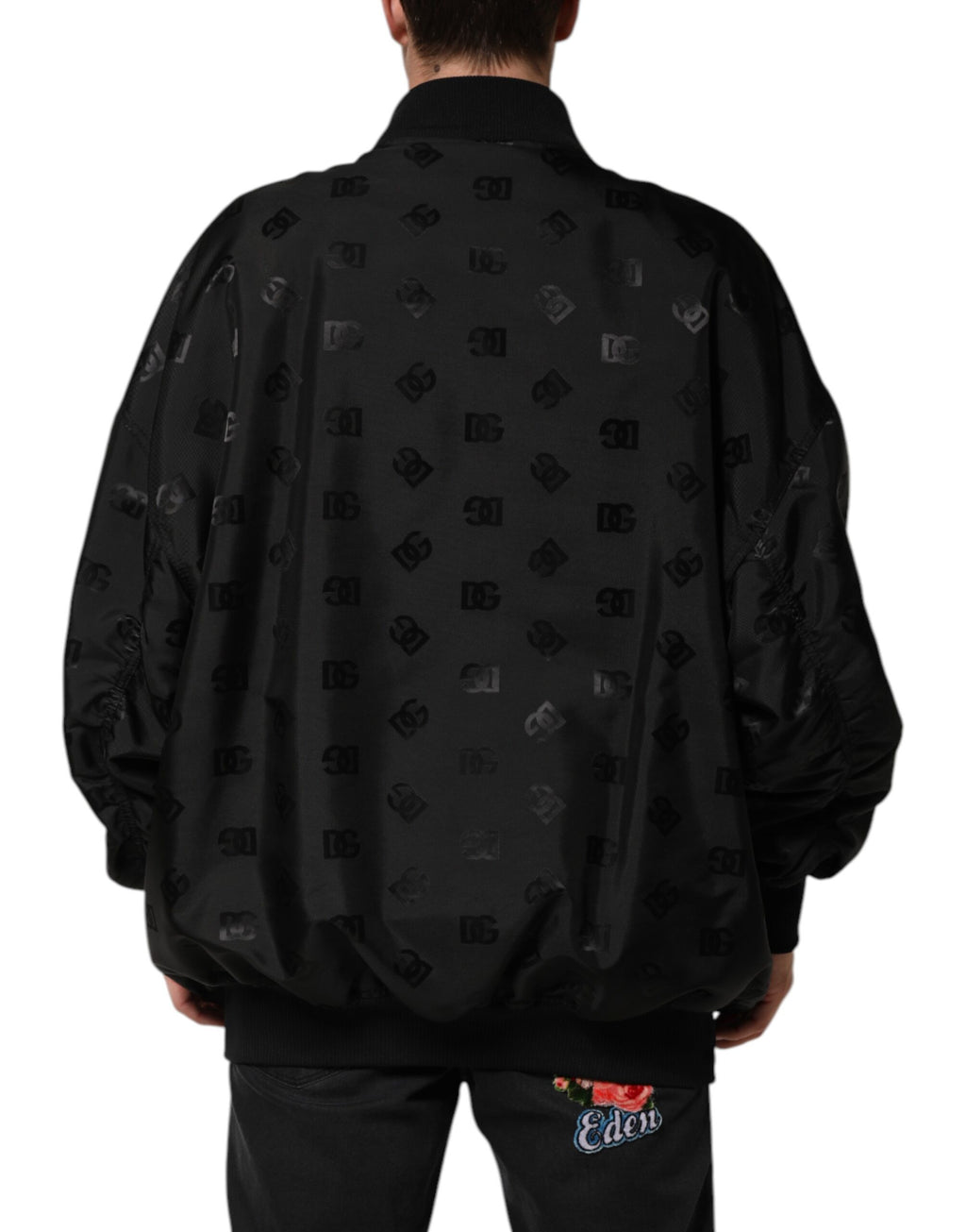 Veste coupe-vent noire Dolce & Gabbana Cargo Windbreaker avec logo Mania, détails de style décontracté et logo visible sur la poitrine.