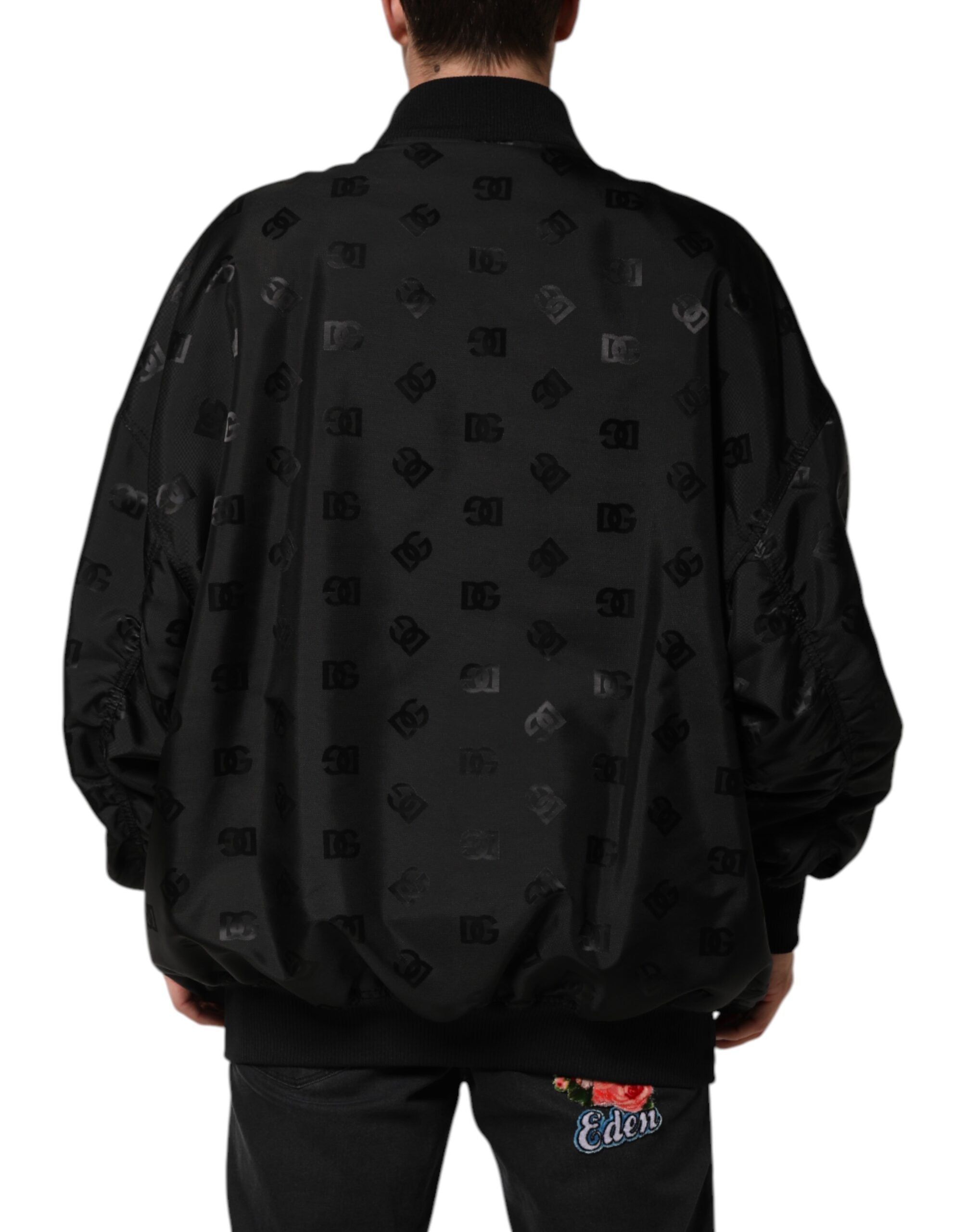 Veste coupe-vent noire Dolce & Gabbana Cargo Windbreaker avec logo Mania, détails de style décontracté et logo visible sur la poitrine.