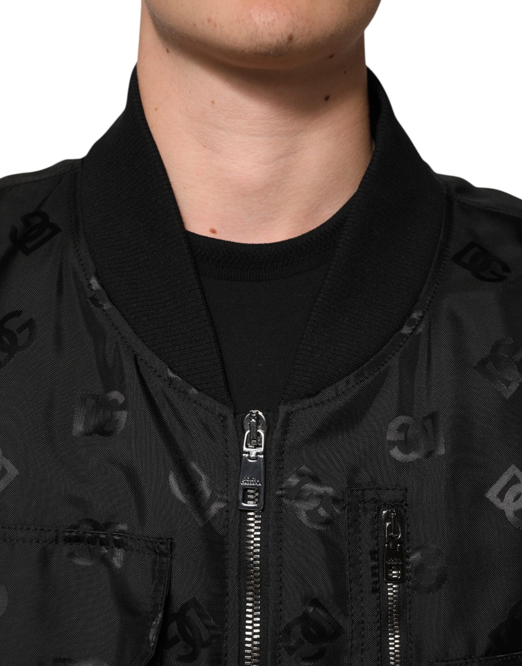 Veste coupe-vent noire Dolce & Gabbana Logo Mania avec poches cargo, détails logo sur la poitrine, style décontracté et tendance.