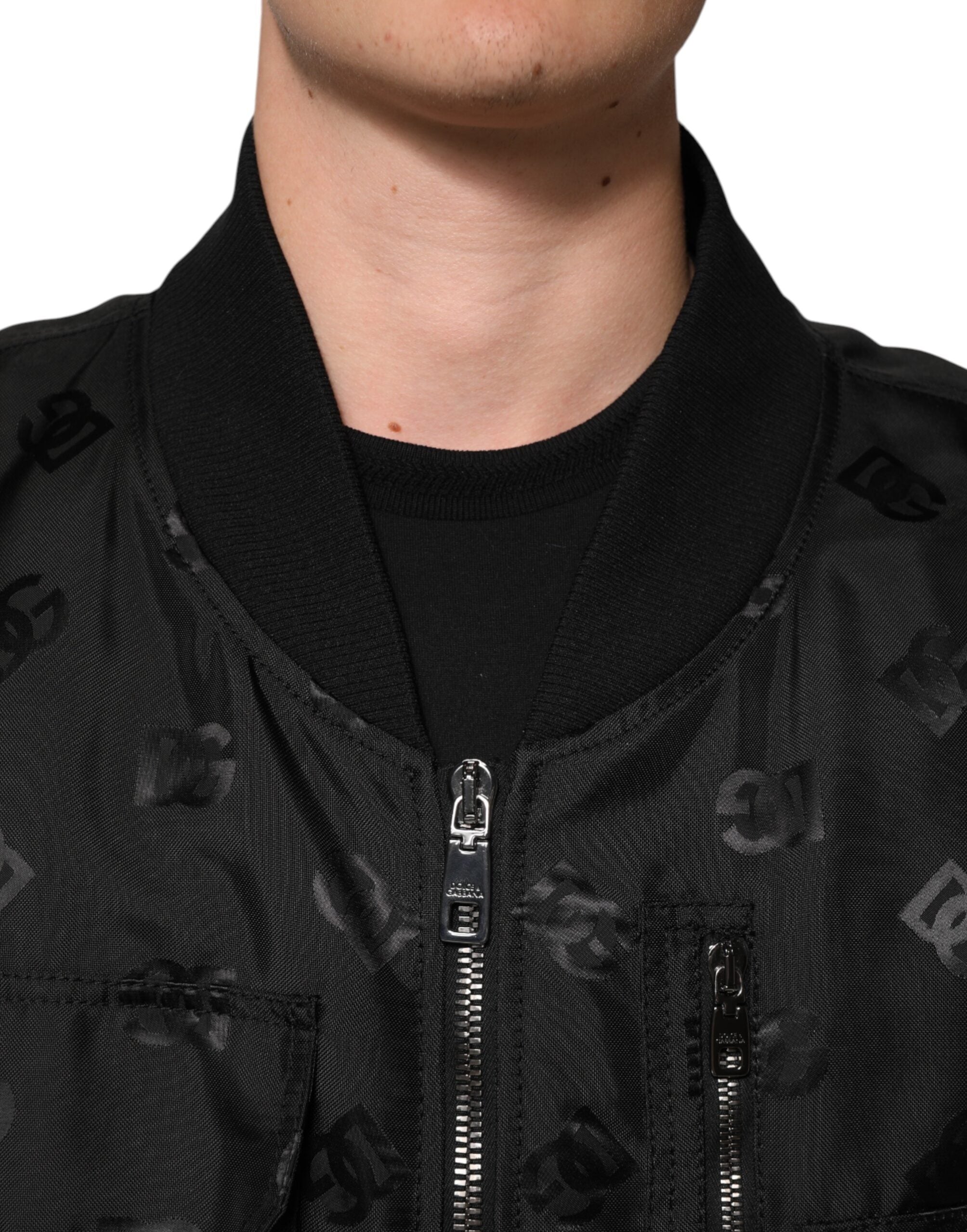 Veste coupe-vent noire Dolce & Gabbana Logo Mania avec poches cargo, détails logo sur la poitrine, style décontracté et tendance.