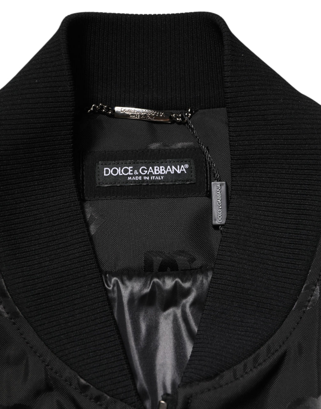 Veste noire Dolce & Gabbana Cargo Windbreaker Logo Mania avec logo sur la poitrine et détails modernes.