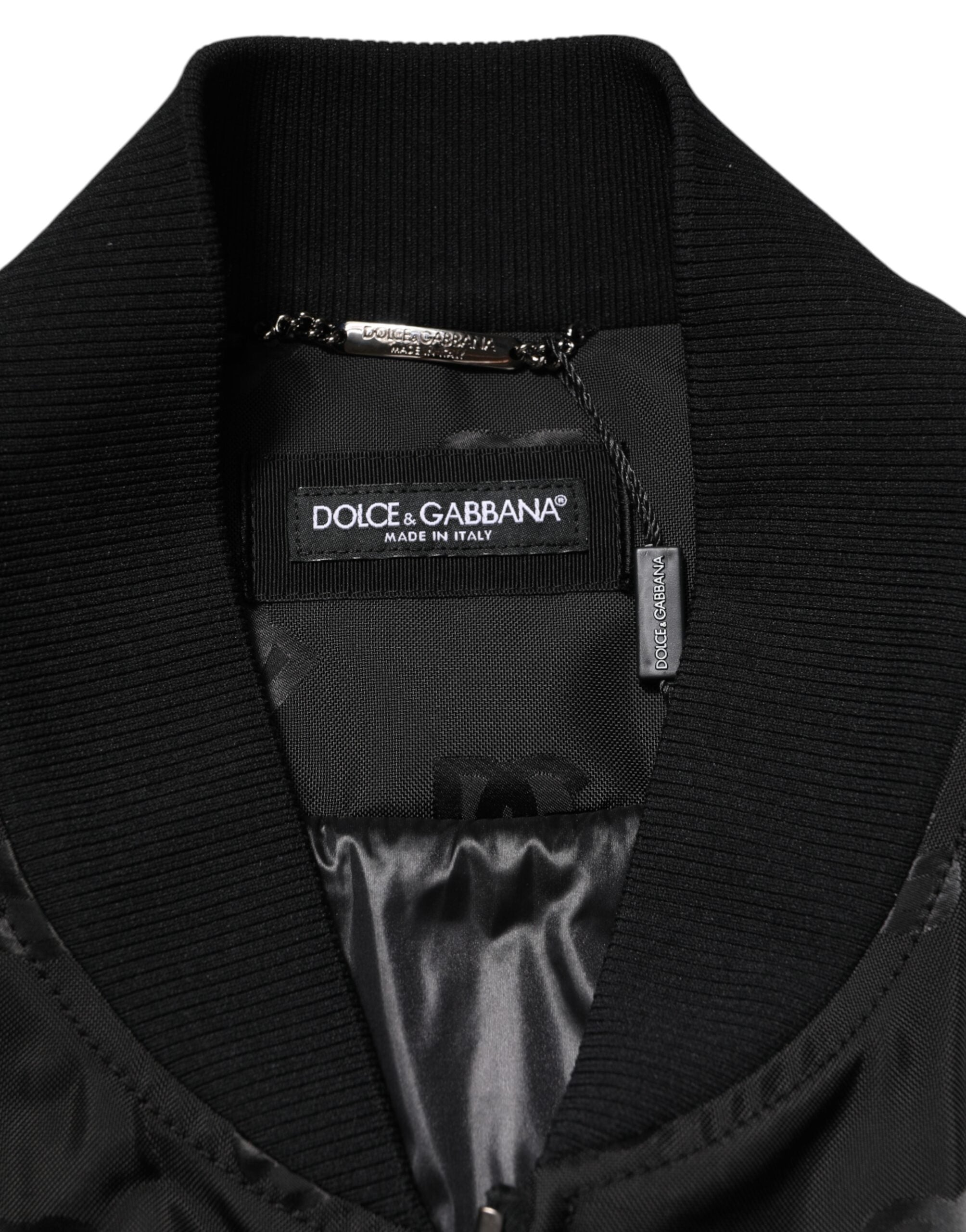 Veste noire Dolce & Gabbana Cargo Windbreaker Logo Mania avec logo sur la poitrine et détails modernes.