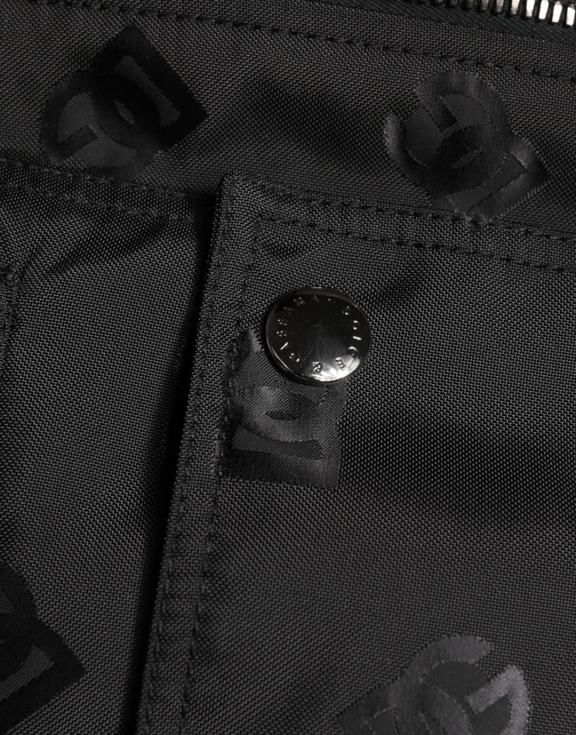Veste coupe-vent noire Dolce & Gabbana Cargo Windbreaker Logo Mania avec logo visible, détails modernes et style urbain.