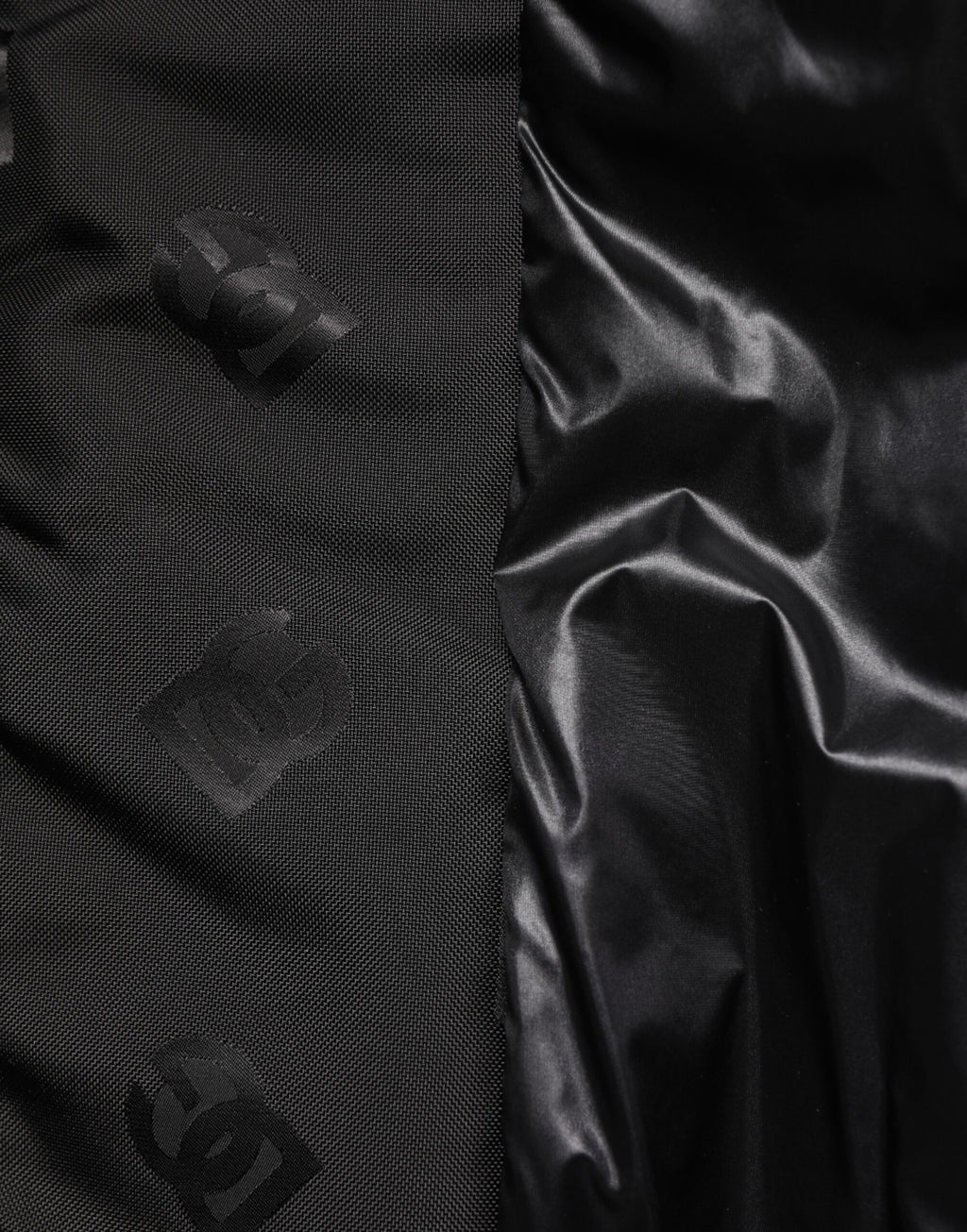 Veste windbreaker noire Dolce & Gabbana Cargo Logo Mania avec détails de logo et design décontracté.