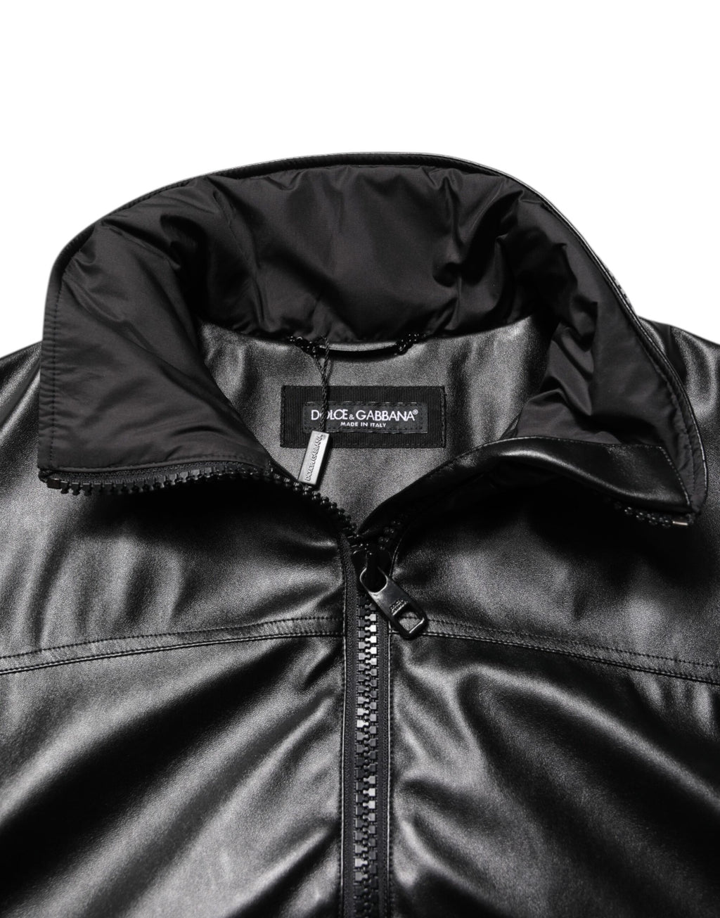 Veste bomber noire en polyester Dolce & Gabbana avec plaque logo élégante, détails modernes et style chic.