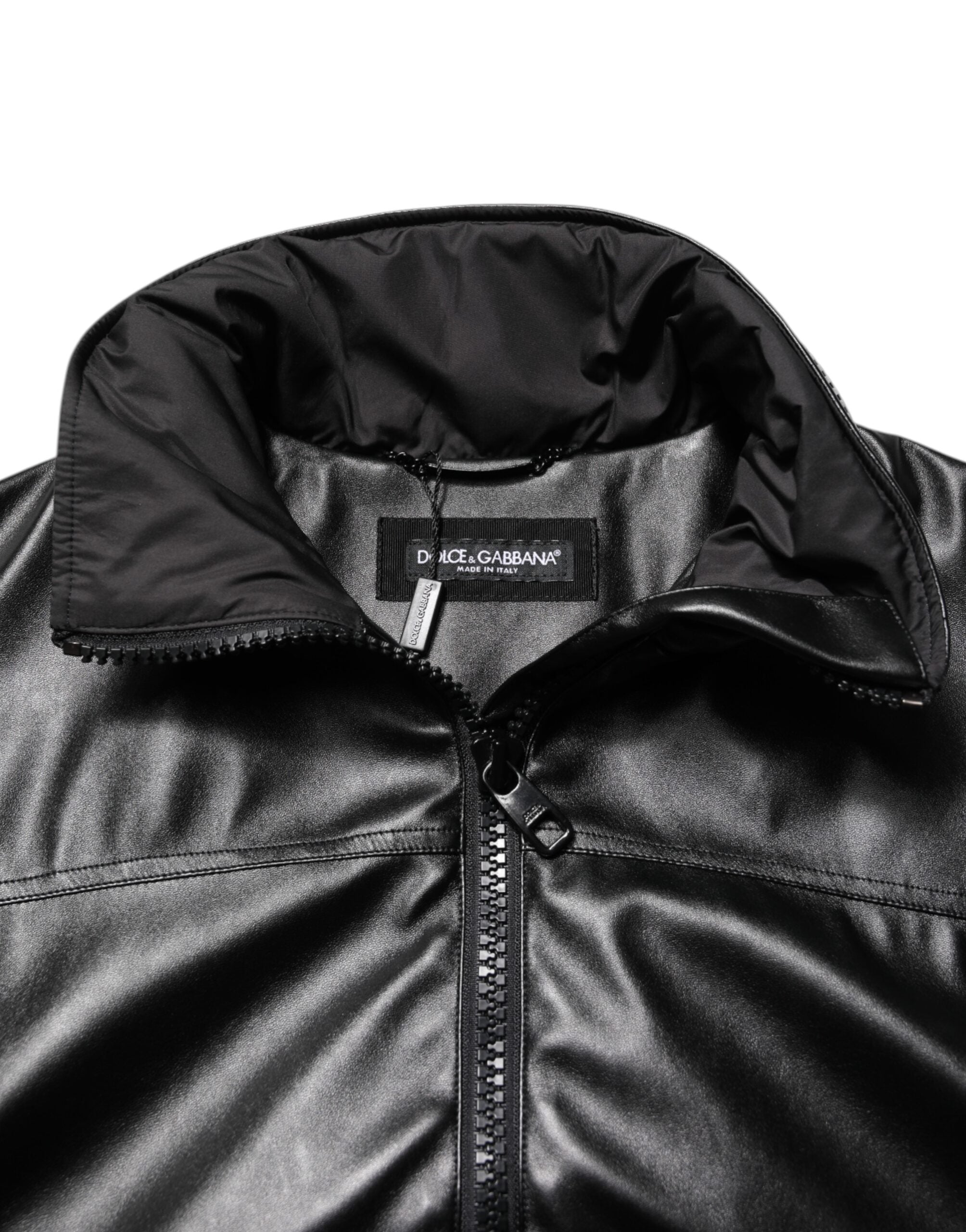 Veste bomber noire en polyester Dolce & Gabbana avec plaque logo élégante, détails modernes et style chic.
