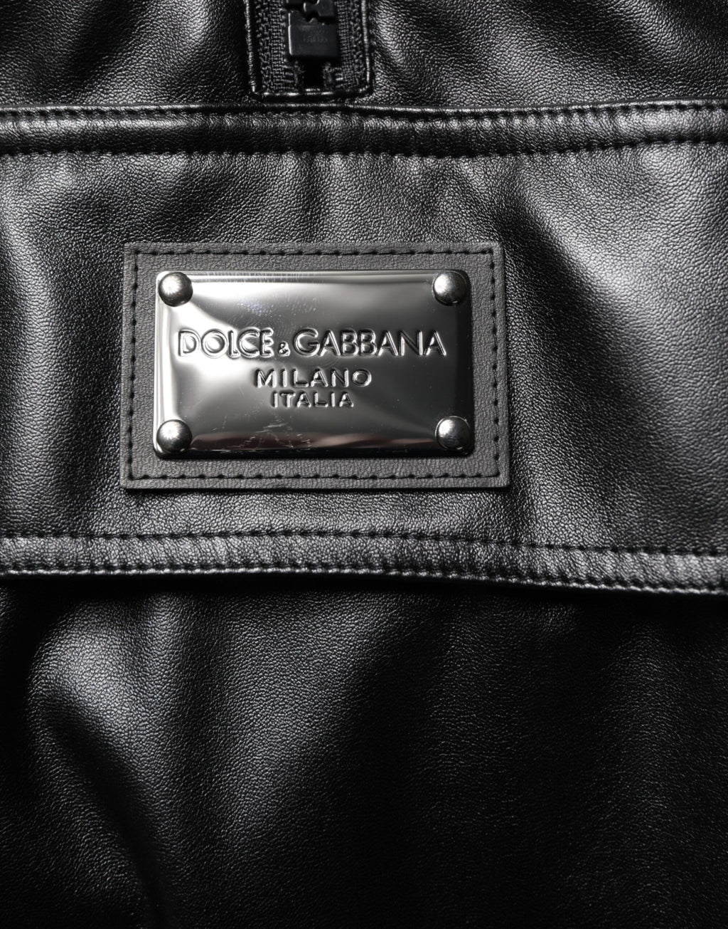 Veste bomber en polyester noir Dolce & Gabbana avec plaque logo, style élégant et moderne, visible devant avec détails du logo.