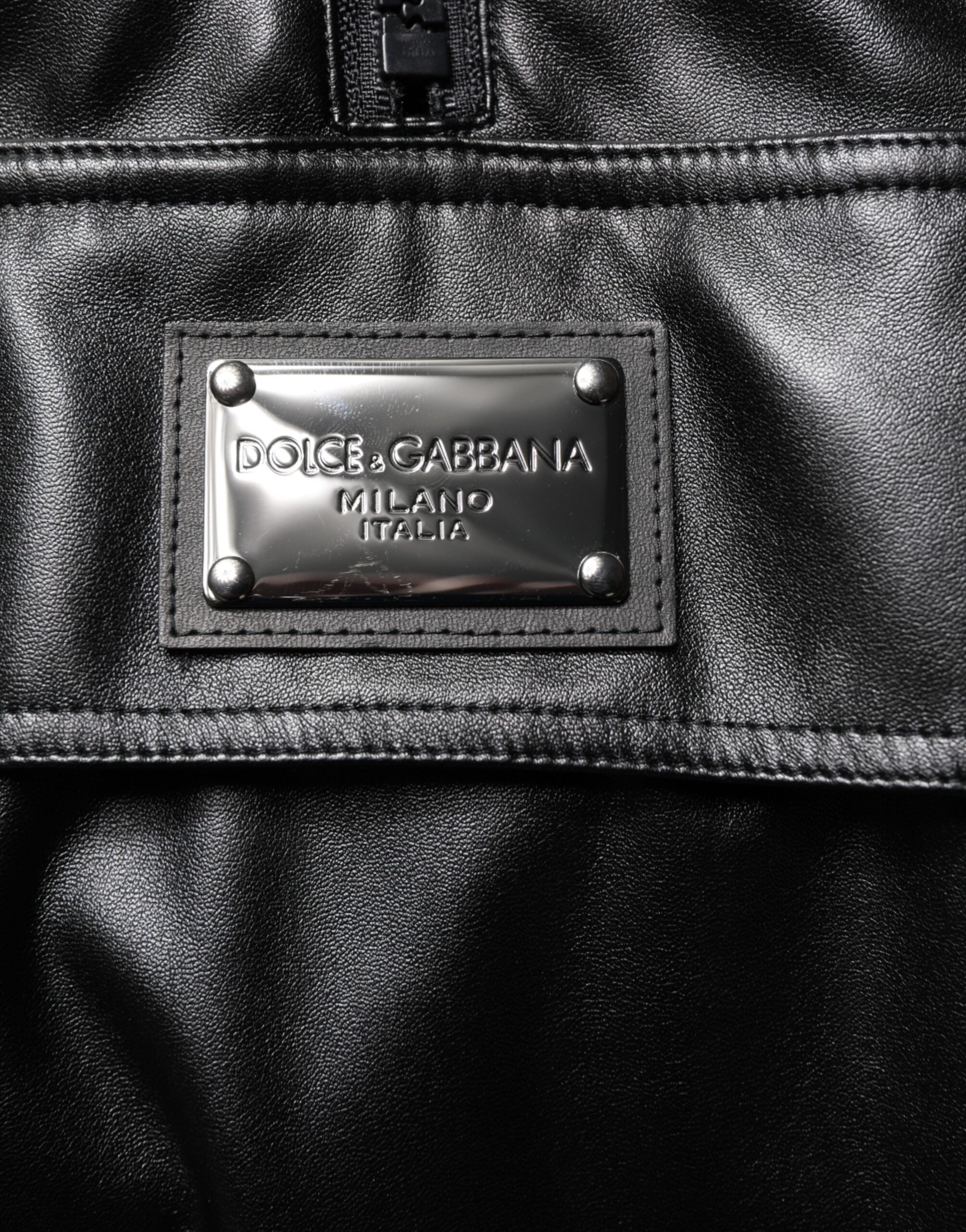 Veste bomber en polyester noir Dolce & Gabbana avec plaque logo, style élégant et moderne, visible devant avec détails du logo.