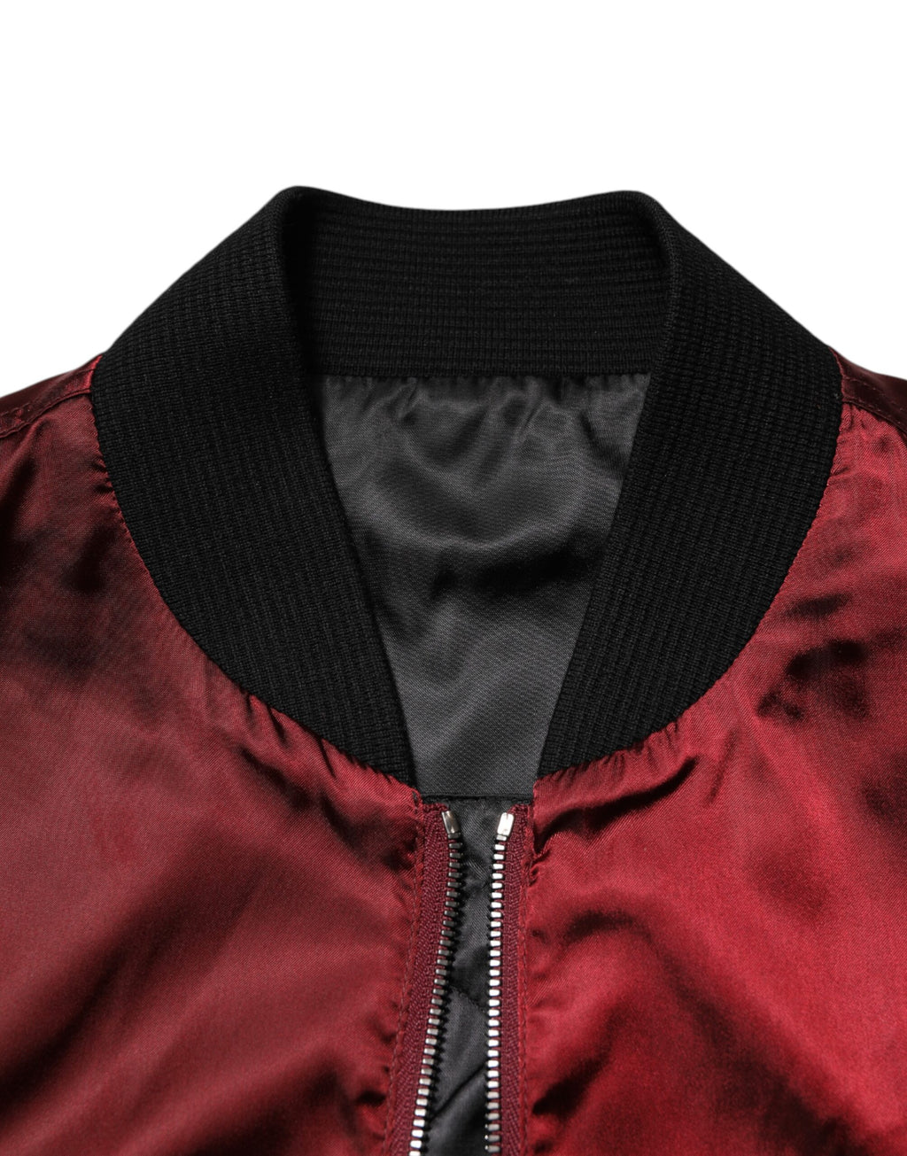 Veste en nylon bordeaux Dolce & Gabbana avec broderie DG Crown, style élégant et moderne.