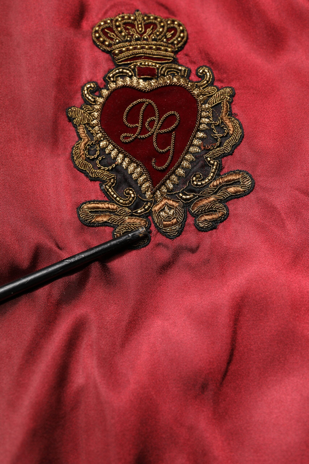 Veste en nylon bordeaux Dolce & Gabbana avec broderie de couronne DG, style élégant et moderne.