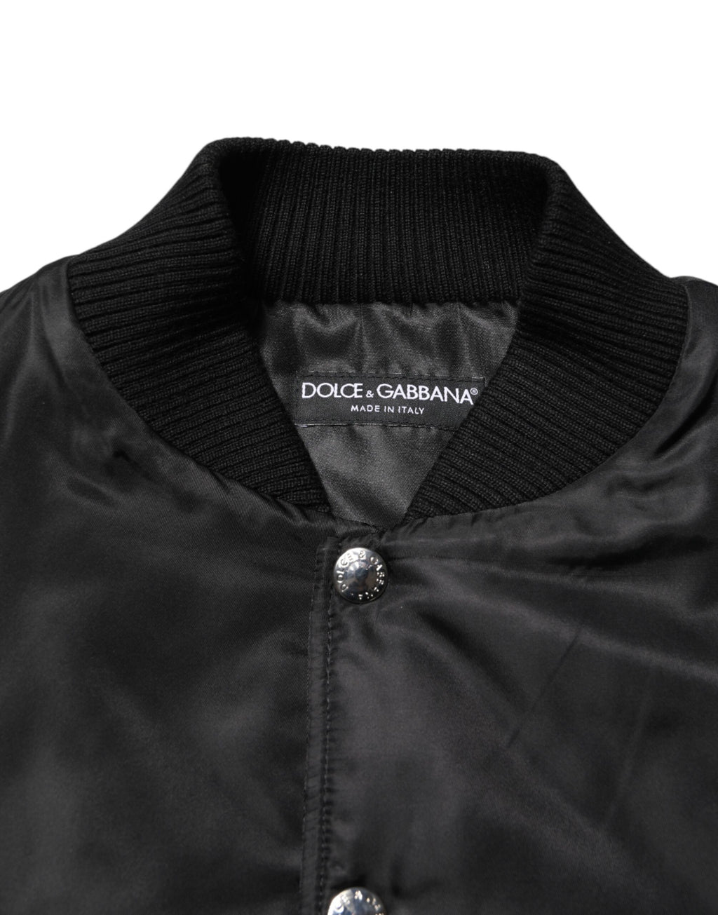 Veste bomber noire en polyester Dolce & Gabbana avec plaque logo, détails modernes et style élégant.