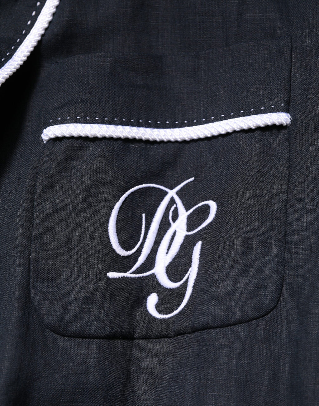 Veste blazer Dolce & Gabbana en denim bleu foncé avec broderies DG, élégante et sophistiquée.