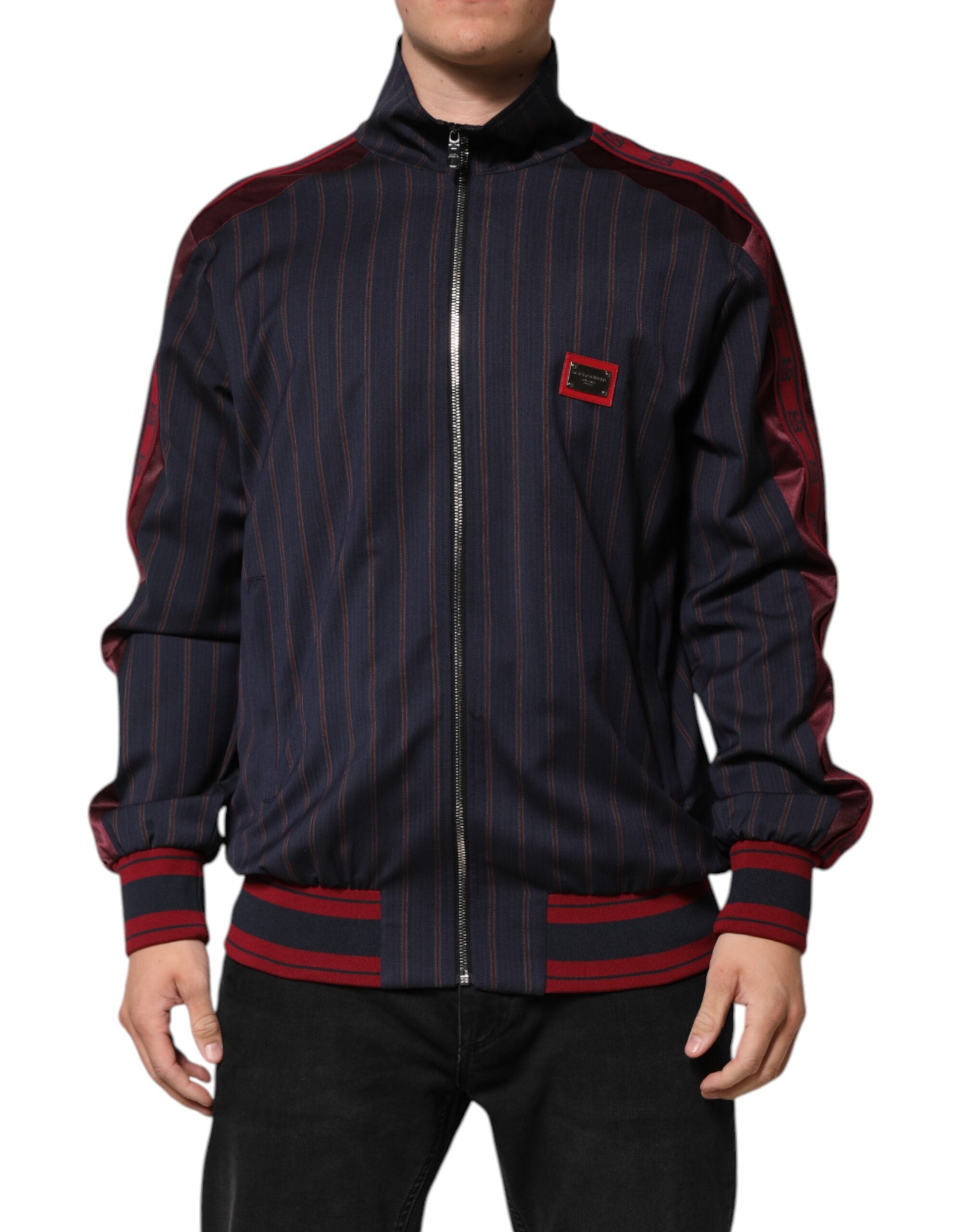 Veste zippée Dolce & Gabbana à rayures bleues et rouges avec logo en plaque sur la poitrine, style élégant et moderne.