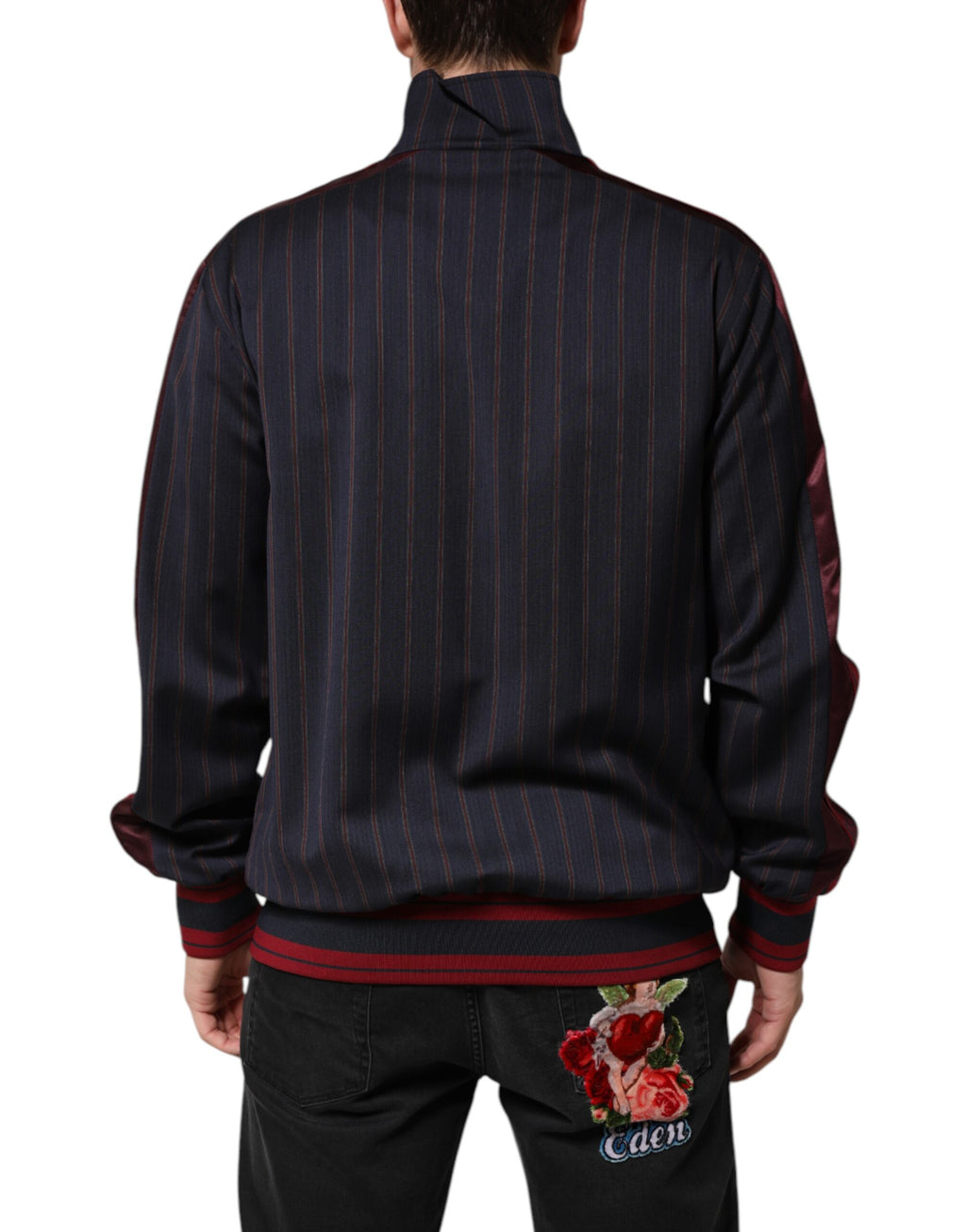 Veste pleine de zip Dolce & Gabbana avec rayures bleues et rouges, logo plaque sur le devant, style élégant et décontracté.