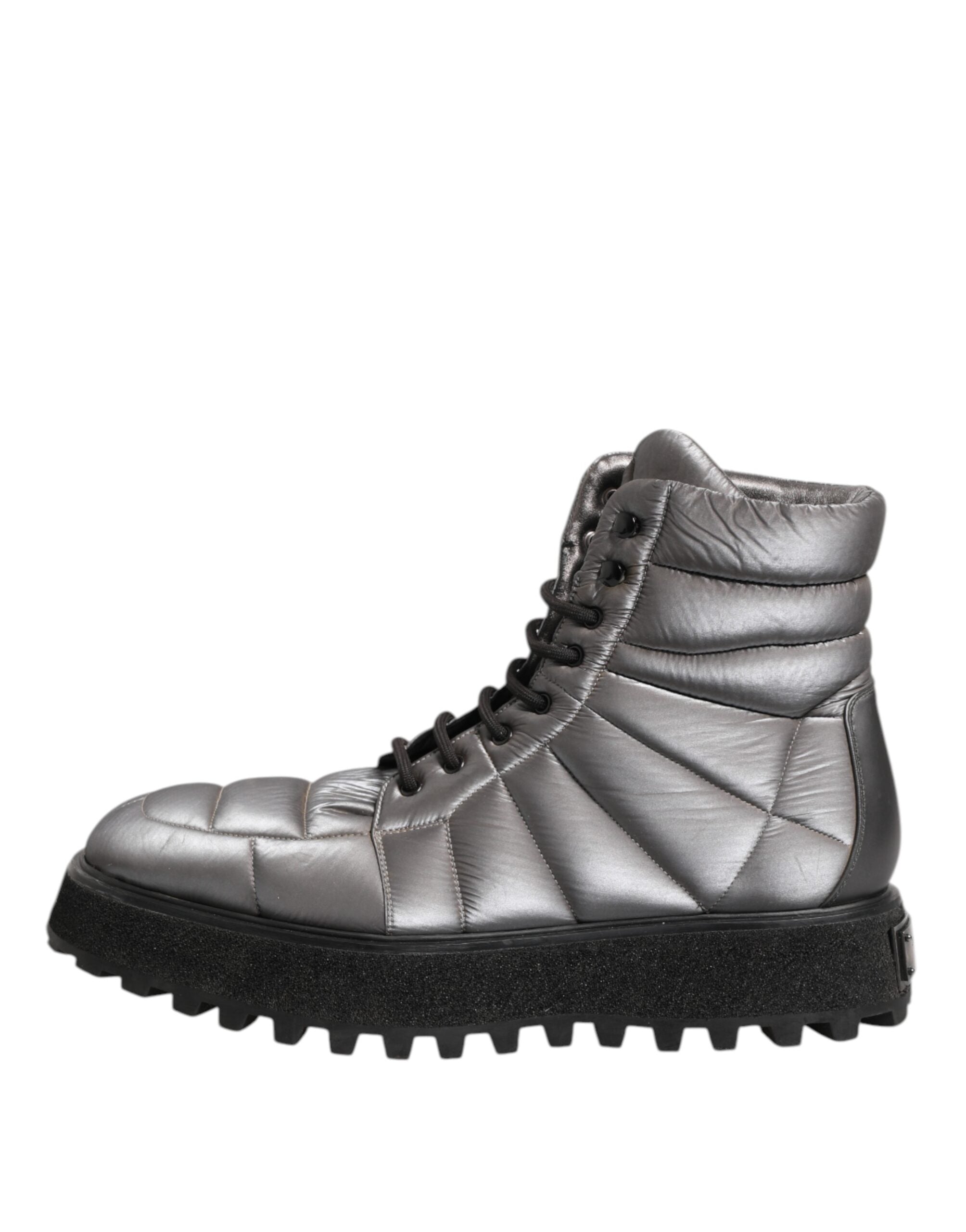 Bottes en cuir argenté Dolce & Gabbana, mi-mollet, rembourrées, avec lacets, mode élégante et sophistiquée.