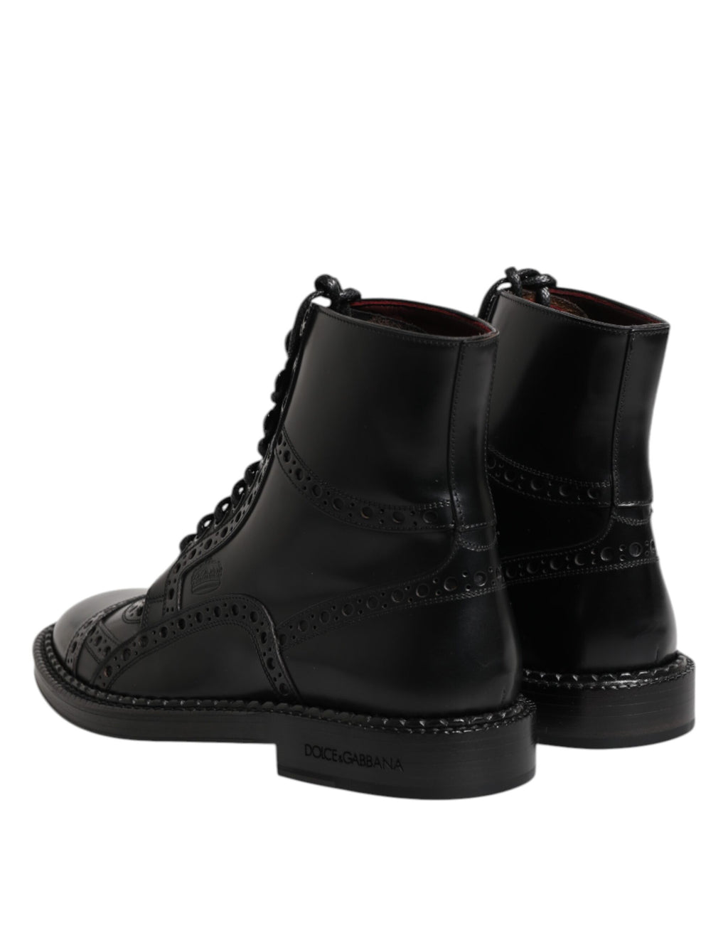 Bottes noires en cuir de mi-mollet avec lacets, chaussures de la marque Dolce & Gabbana, visibles sur l'image.